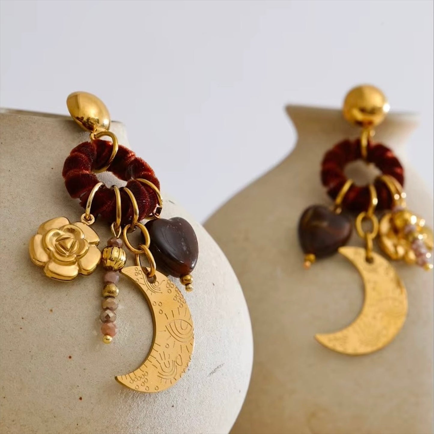 Boucles d’oreilles dorées pour femme, avec pendentif lune gravée, fleur dorée, cœur marron, perles rosées et attaches en velours bordeaux, bijou bohème élégant et créatif – Bijoux Prestige