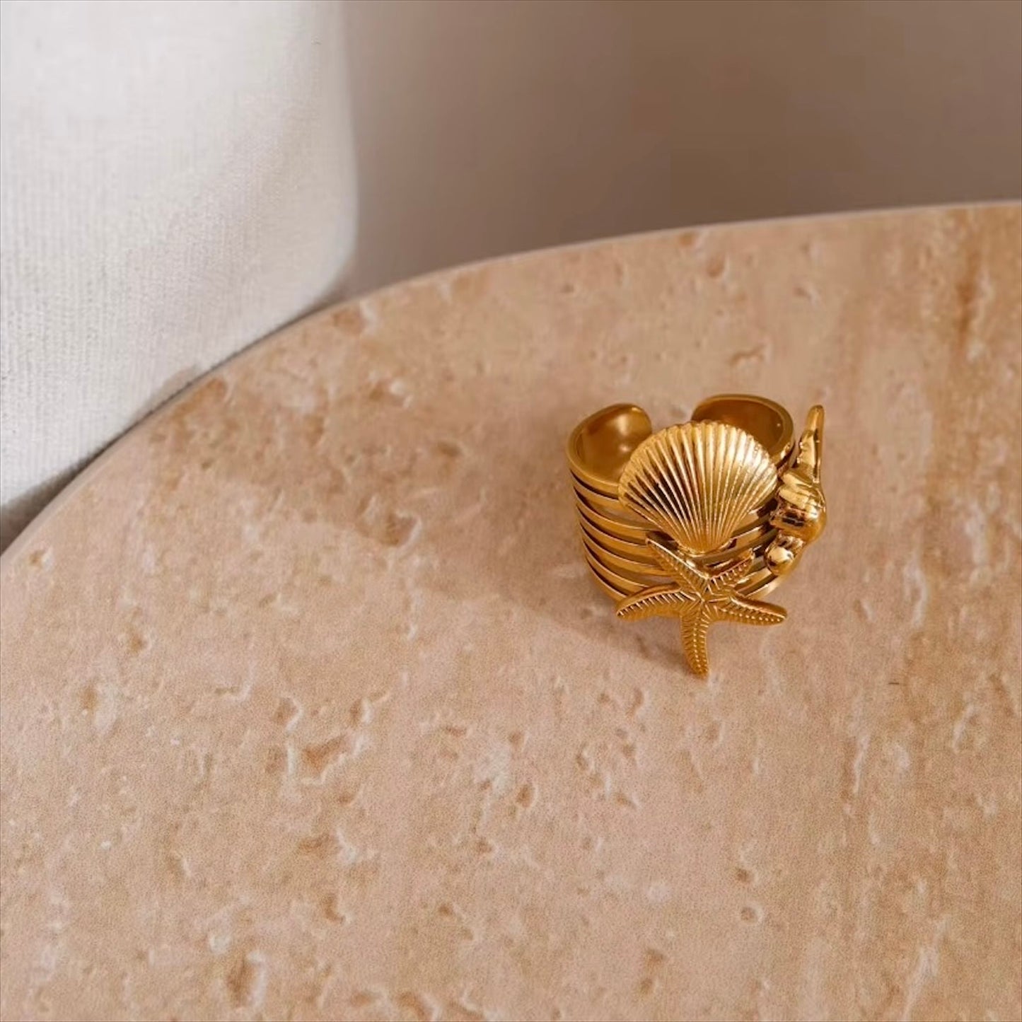 Bague dorée en acier inoxydable ornée de motifs coquillage et étoile de mer, bijou original inspiration marine pour femme - Bijoux Prestige