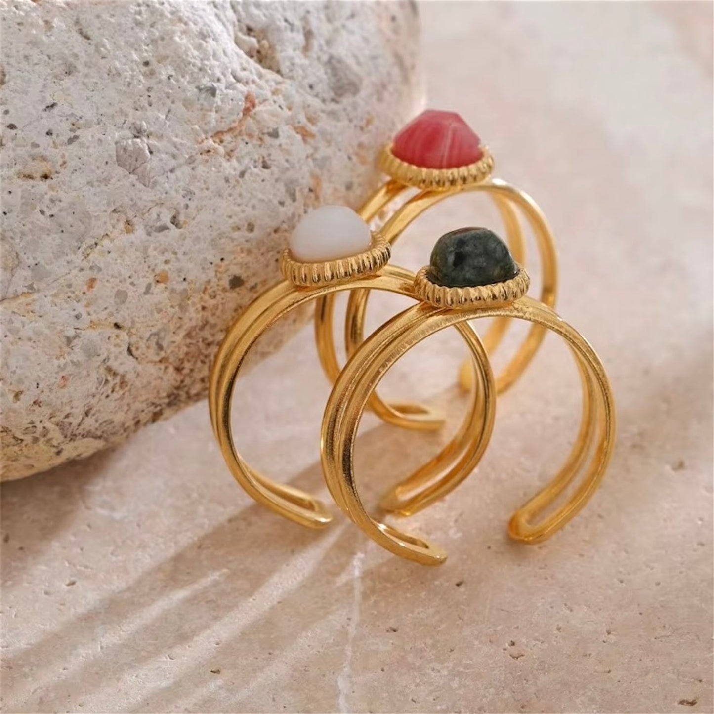 Bagues dorées en acier inoxydable ornées de pierres naturelles africain pine, rhodochrosite et alabaster, élégance et qualité pour femme - Bijoux Prestige