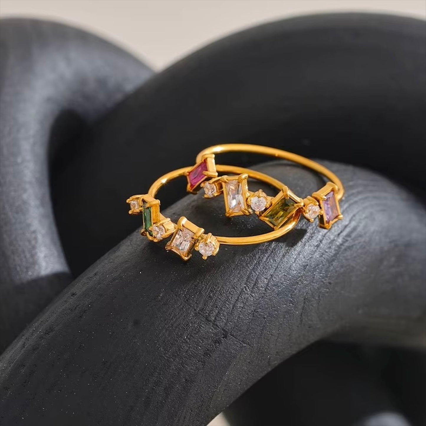 Bagues fines dorées en acier inoxydable serties de zircons colorés, bijou raffiné et élégant pour femme - Bijoux Prestige.