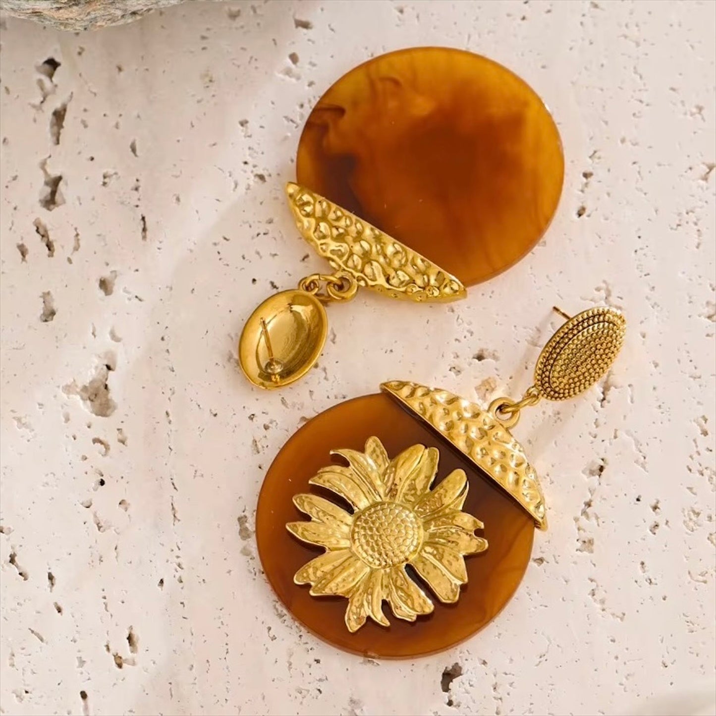 Boucles d’oreilles femme en résine ambre et fleur dorée – Bijoux Prestige