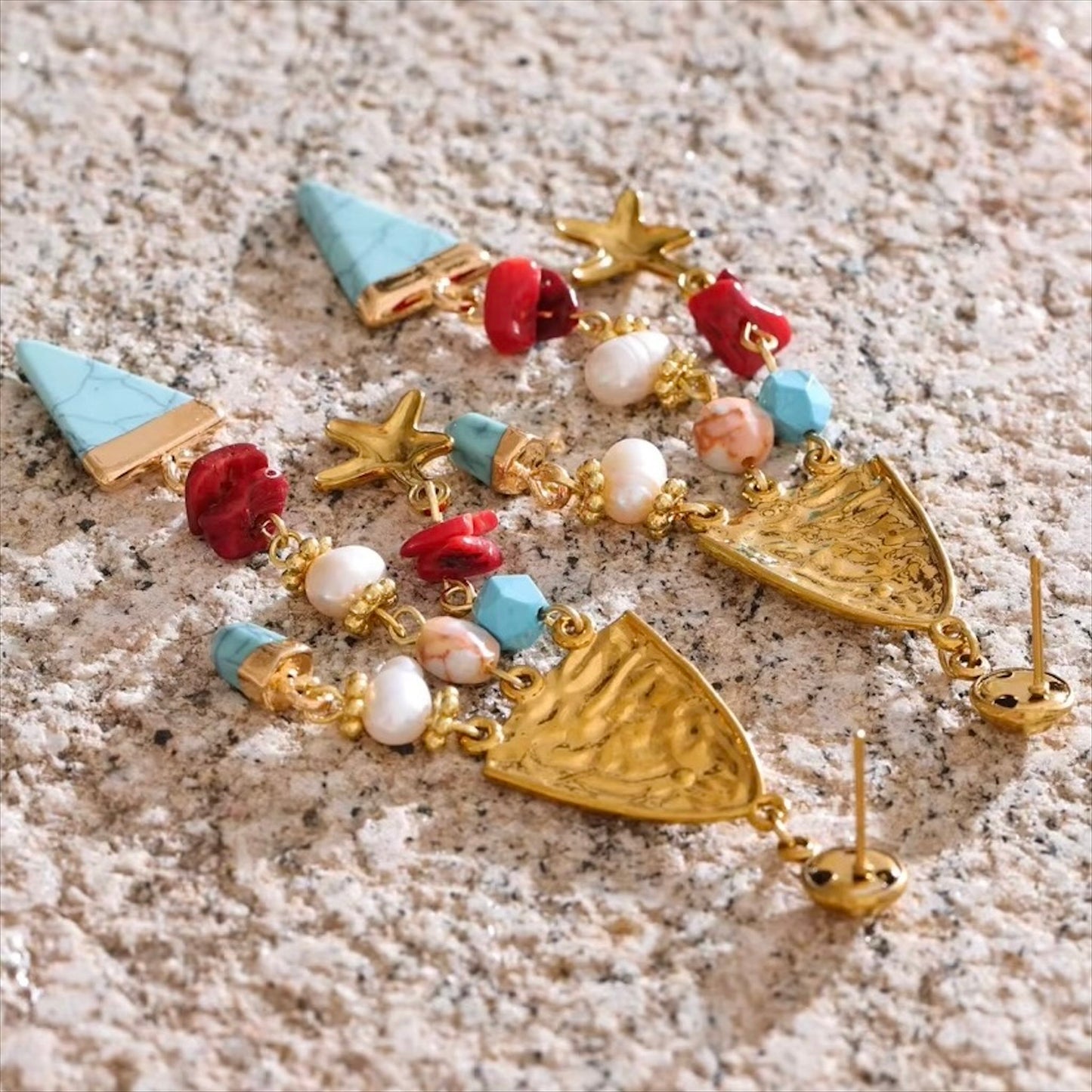 Boucles d’oreilles pendantes dorées ornées de pierres naturelles turquoise, corail, perles et motif étoile, pour femme, style élégant, moderne et coloré – Bijoux Prestige