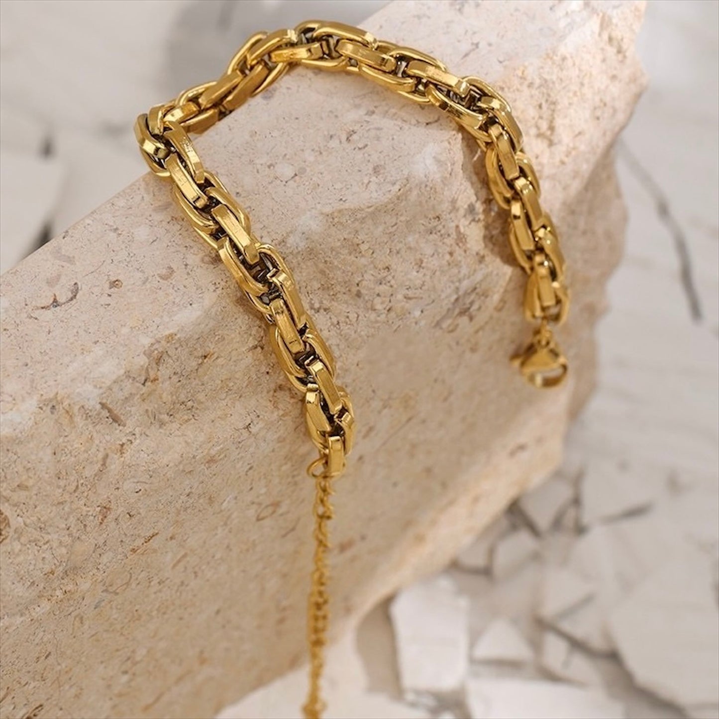 Bracelet chaîne doré en acier inoxydable, bijou intemporel et élégant pour femme - Bijoux prestige.