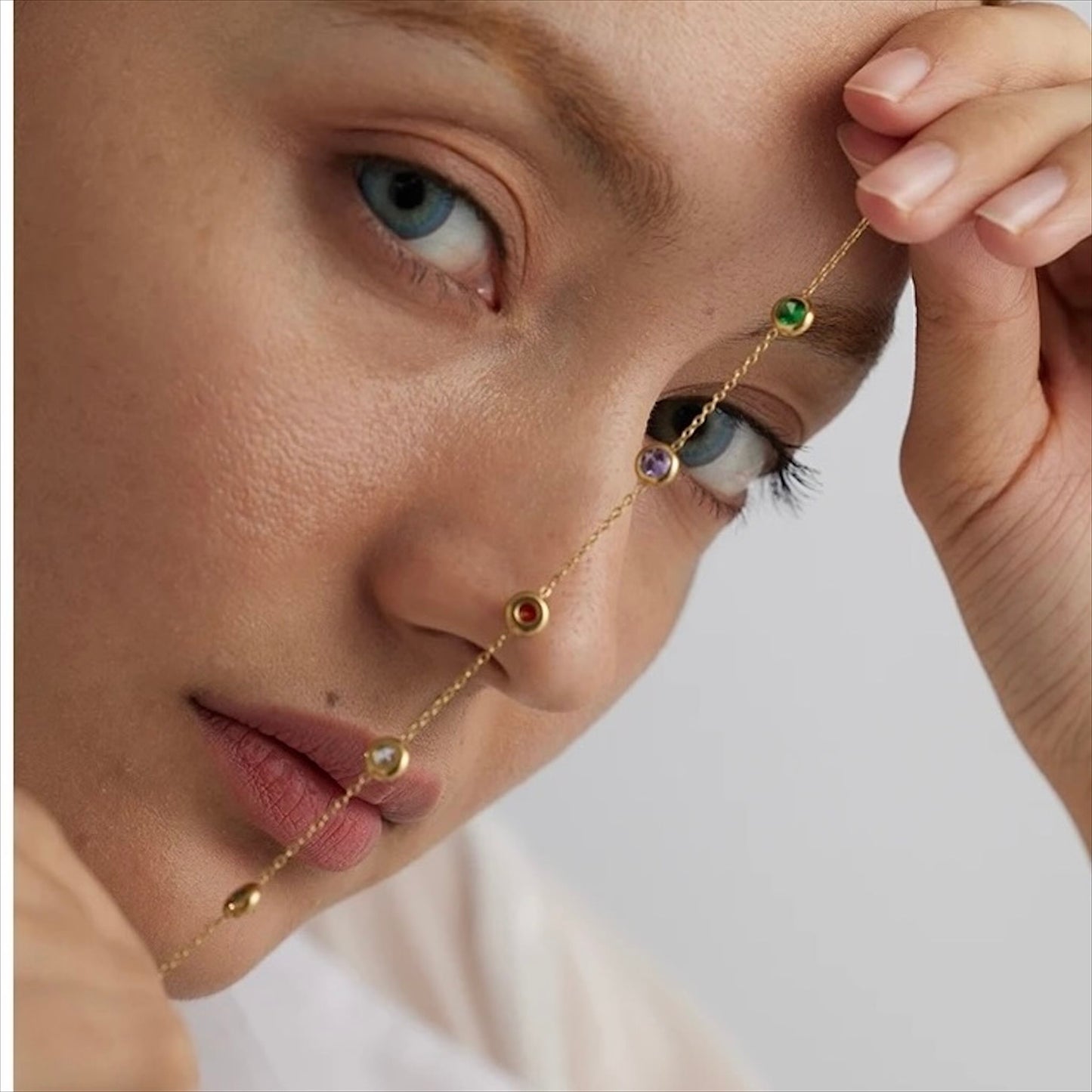 Bracelet fin doré en acier inoxydable avec pampilles pierres colorées, bijou délicat et tendance pour femme.