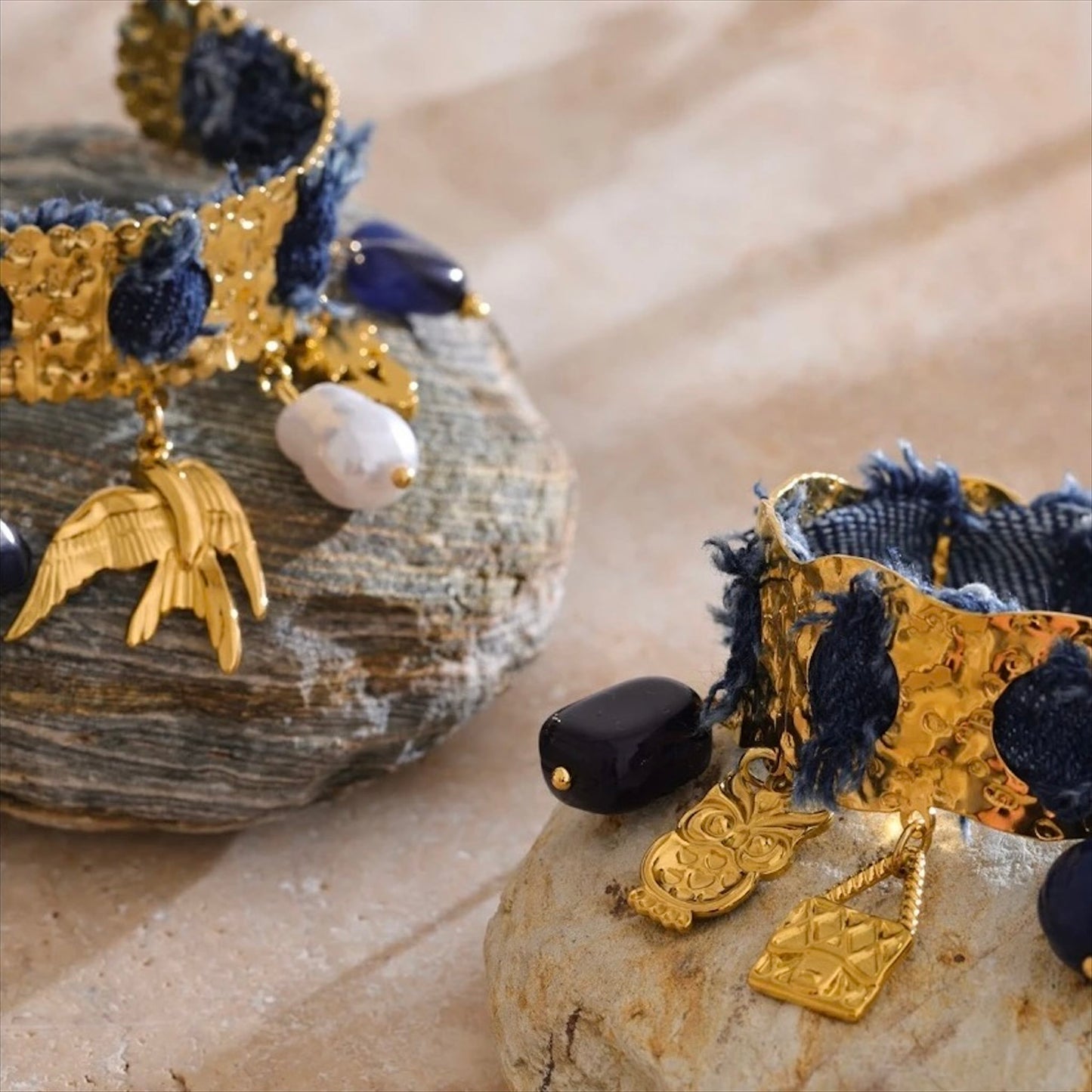 Bracelet jonc doré en acier inoxydable orné de denim bleu, perles et pampilles marines dorées, bijou tendance et original pour femme.