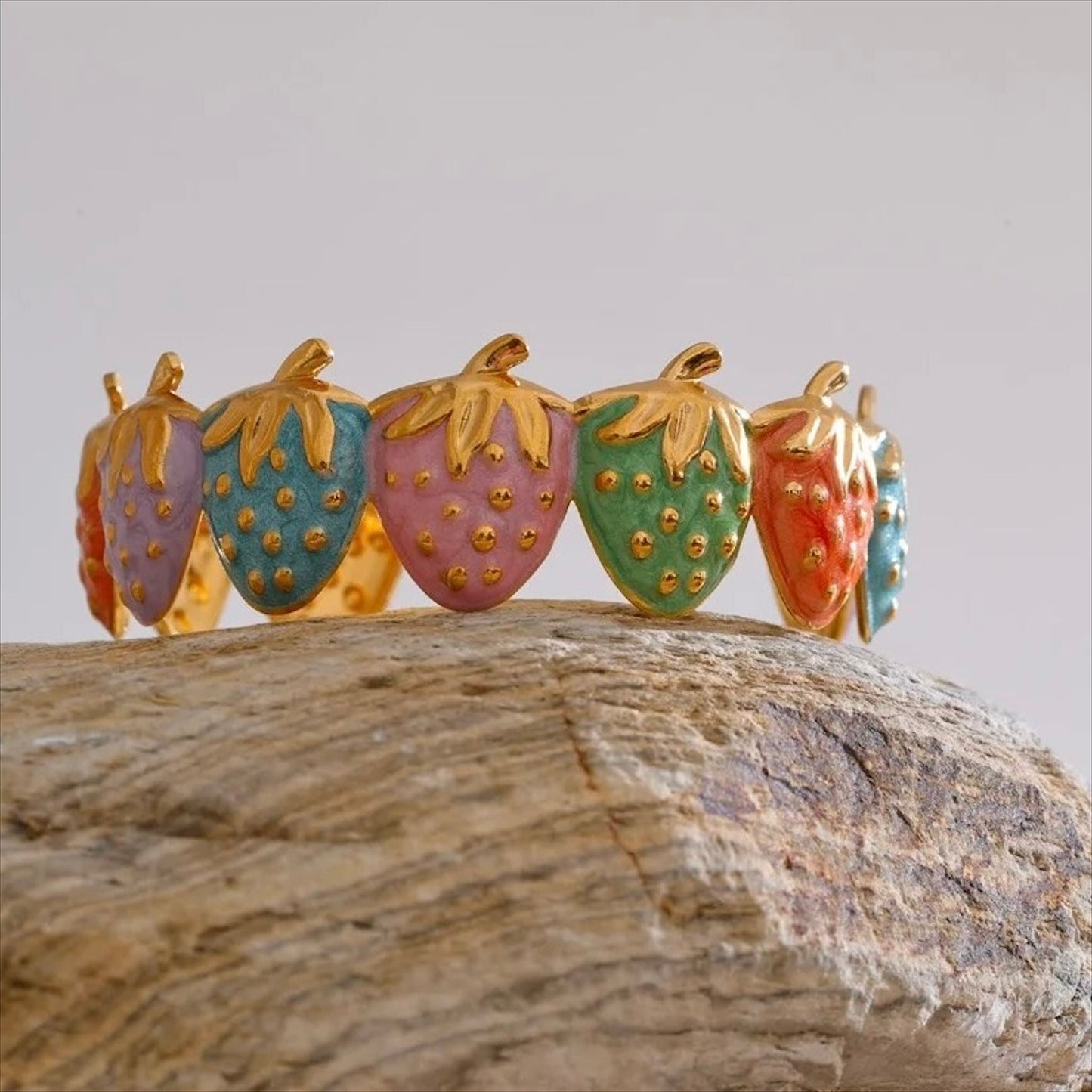 Bracelet jonc doré en acier inoxydable décoré de fraises émaillées multicolores, bijou fantaisie fruité pour femme.