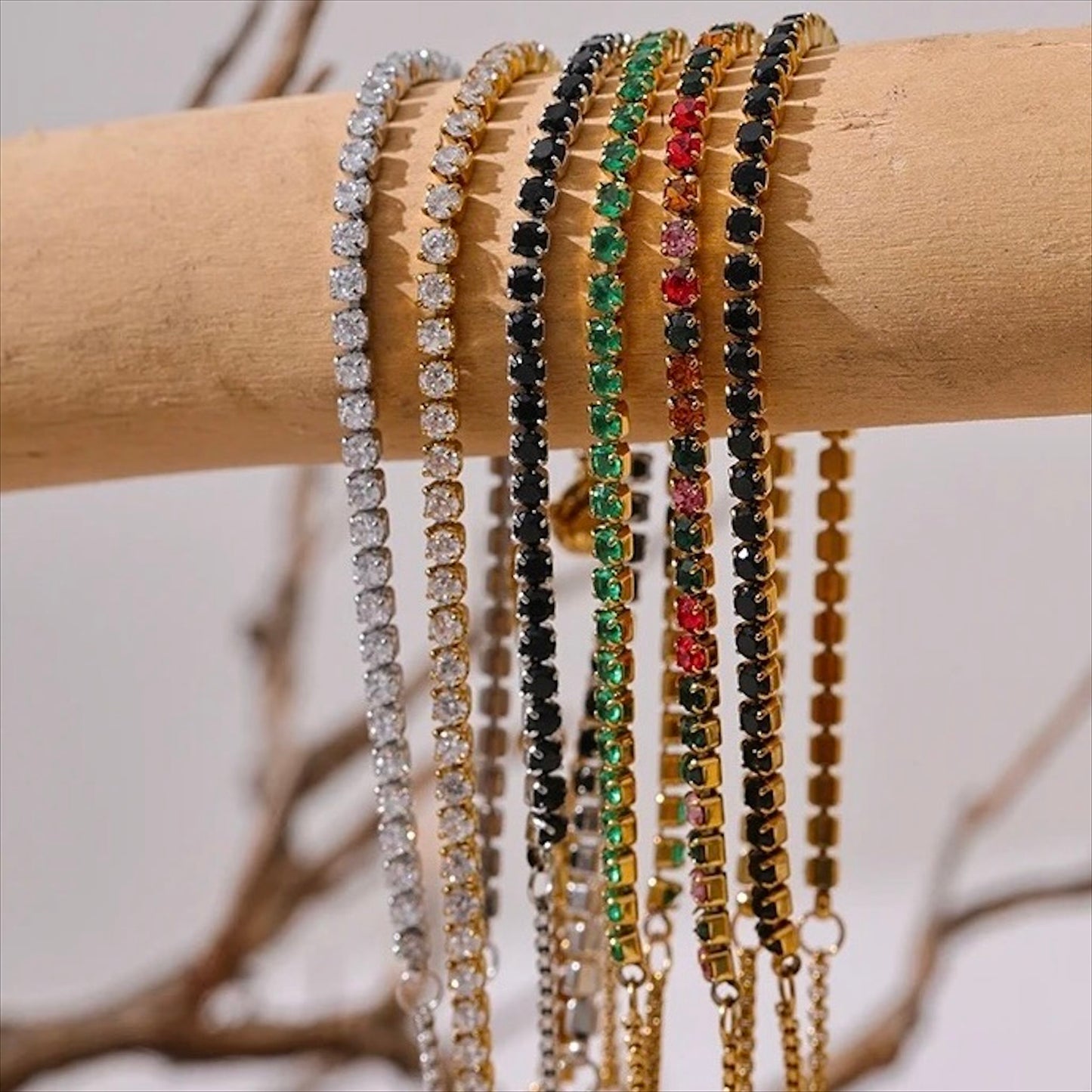 Bracelet tennis ajustable doré en acier inoxydable, serti de pierres colorées et zirconiums, bijou raffiné pour femme.