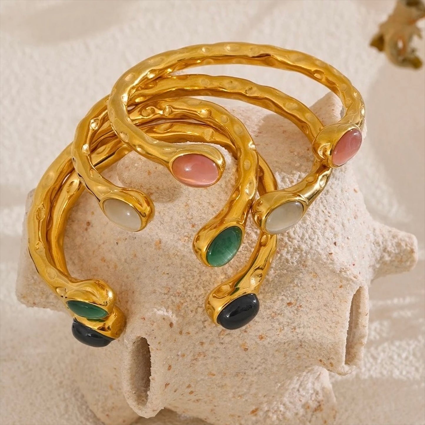 Bracelets jonc dorés en acier inoxydable ornés de pierres naturelles colorées, bijoux raffinés et originaux pour femme.