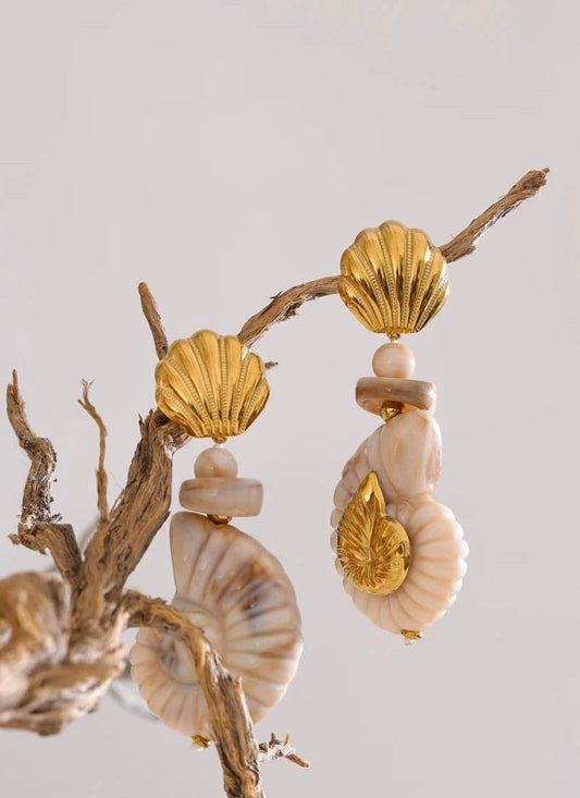 🐚 Perles et coquillages : l’âme naturelle de nos bijoux en acier inoxydable