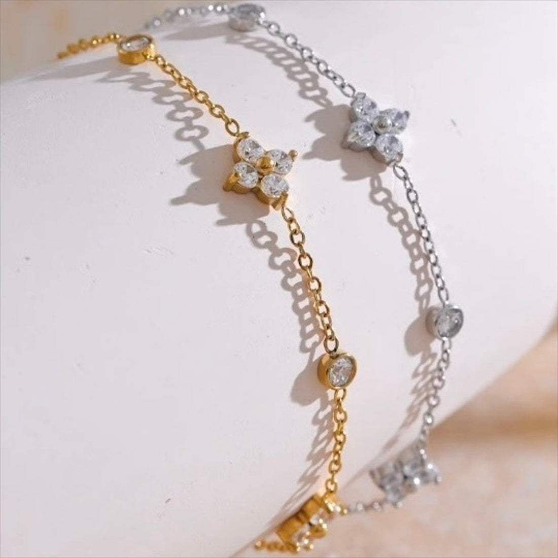 Bracelets fleurs zirconium : acier inoxydable plaqué or 18K PVD + argenté. Duo stack fin scintillant, femmes élégantes 2026 Bijoux Prestige.