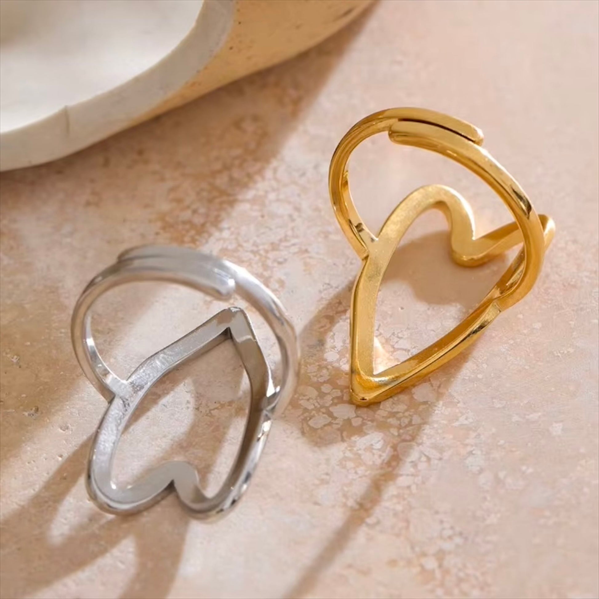 Bague cœur ouvert en acier inoxydable plaqué or/PVD argent, ajustable, diamètre 27mm (1,06 pouce), 2,5g – duo Saint-Valentin doré/argenté Bijoux Prestige.