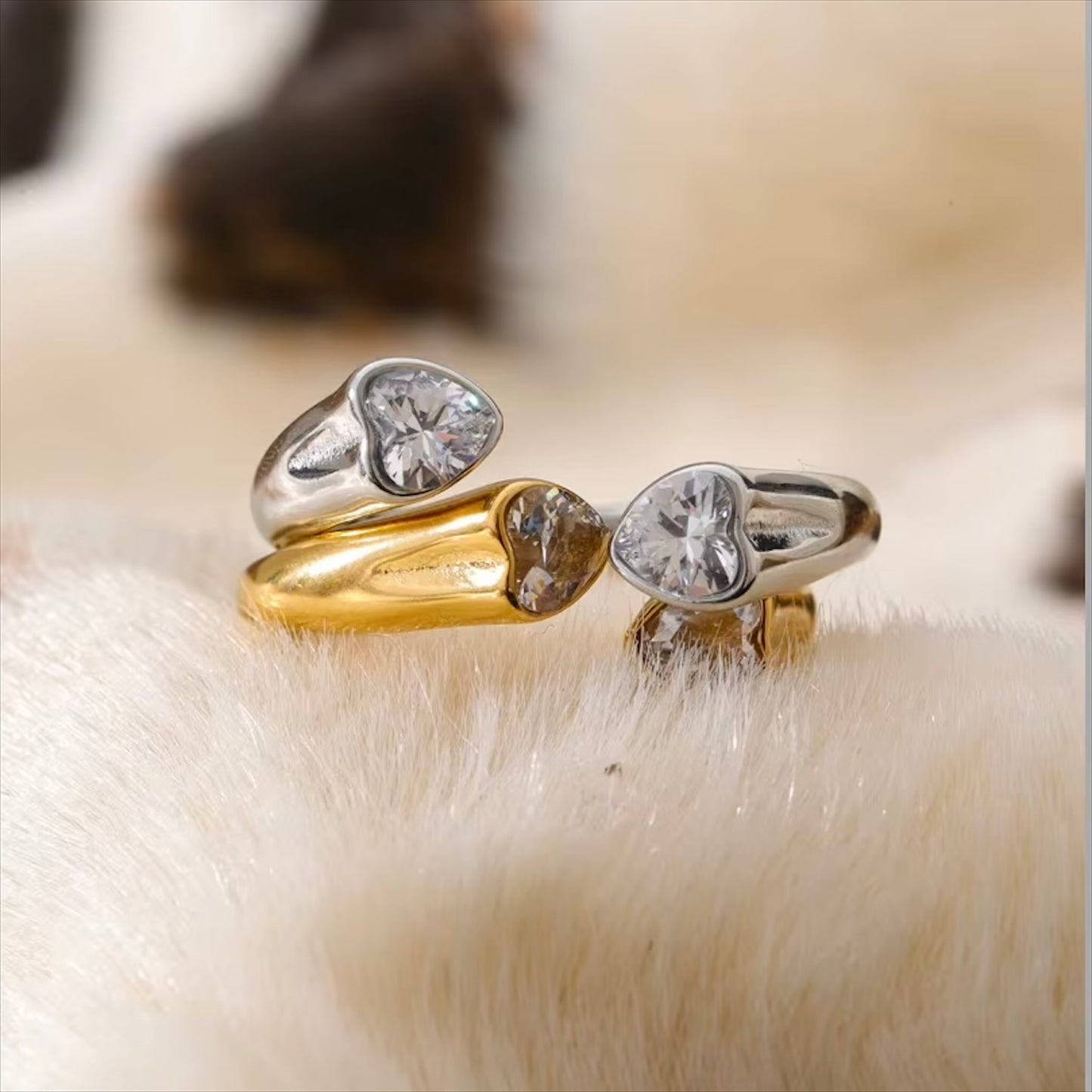 Bague double cœur ouvert cubic zirconia en acier inoxydable plaqué or/PVD argent, ajustable, 5g – duo Saint-Valentin doré/argenté Bijoux Prestige.
