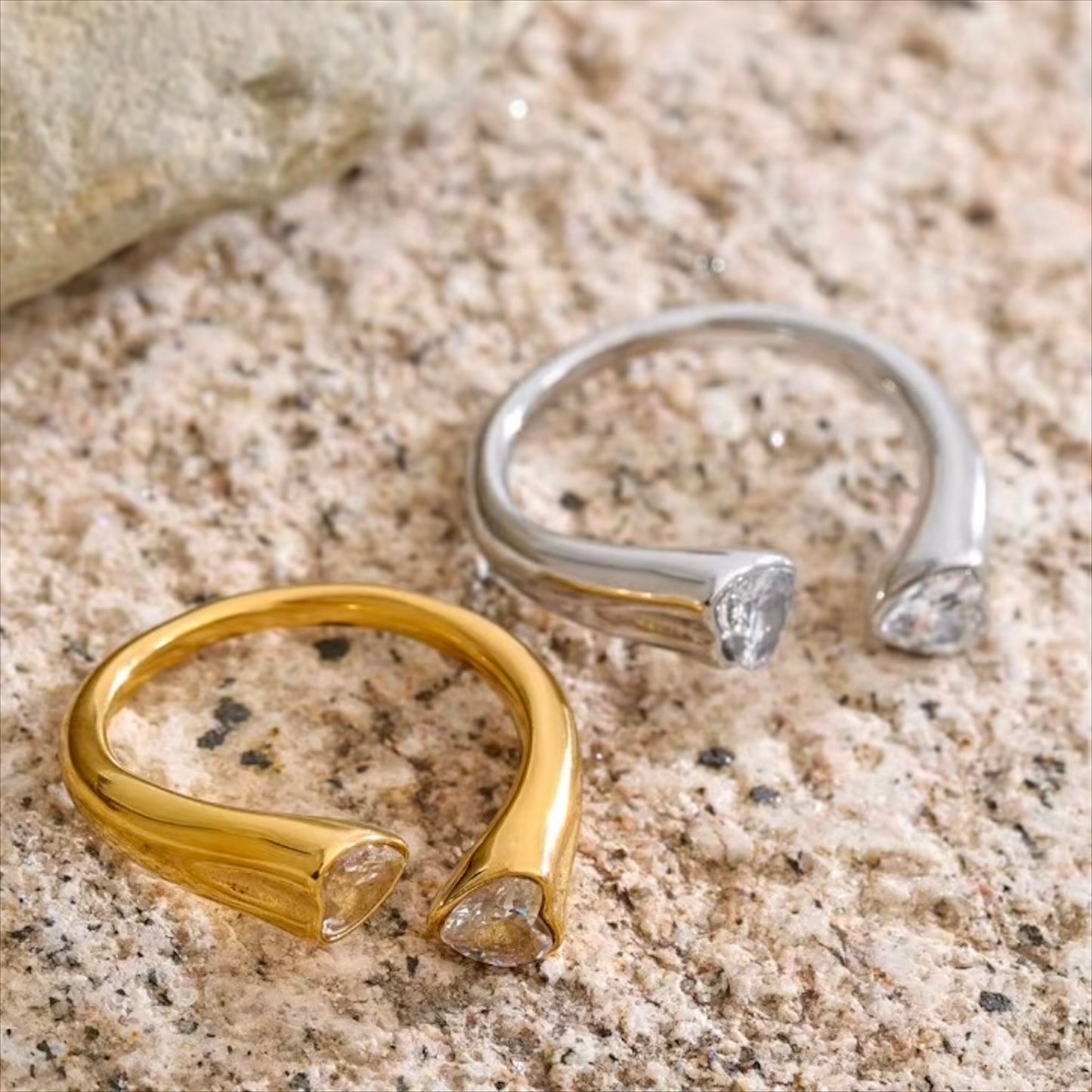 Bague double cœur ouvert cubic zirconia en acier inoxydable plaqué or/PVD argent, ajustable, 5g – duo Saint-Valentin doré/argenté Bijoux Prestige.
