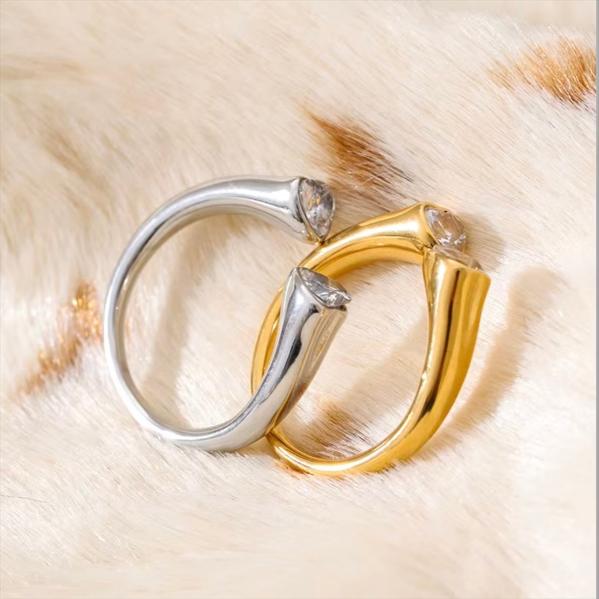 Bague double cœur ouvert cubic zirconia en acier inoxydable plaqué or/PVD argent, ajustable, 5g – duo Saint-Valentin doré/argenté Bijoux Prestige.
