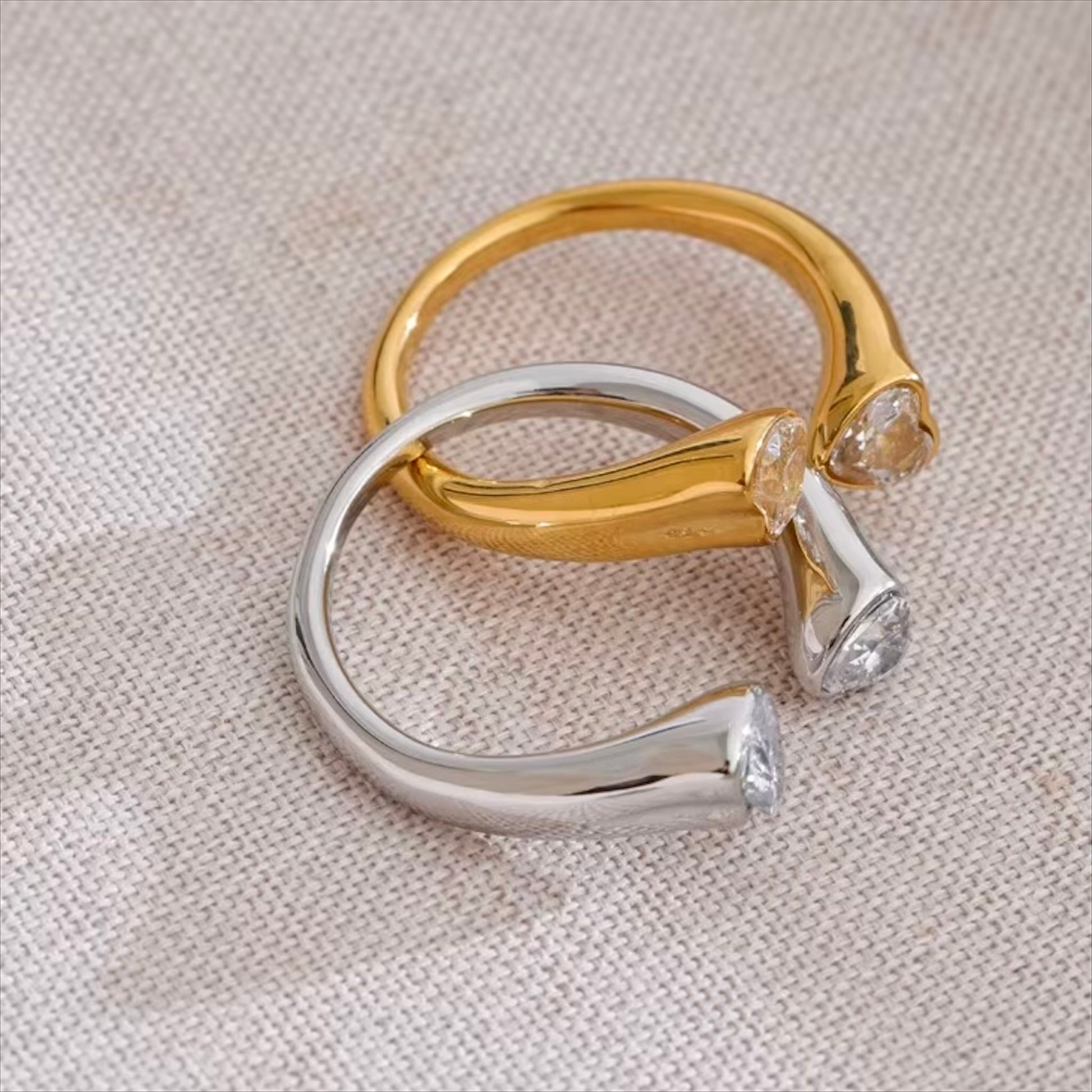 Bague double cœur ouvert cubic zirconia en acier inoxydable plaqué or/PVD argent, ajustable, 5g – duo Saint-Valentin doré/argenté Bijoux Prestige.
