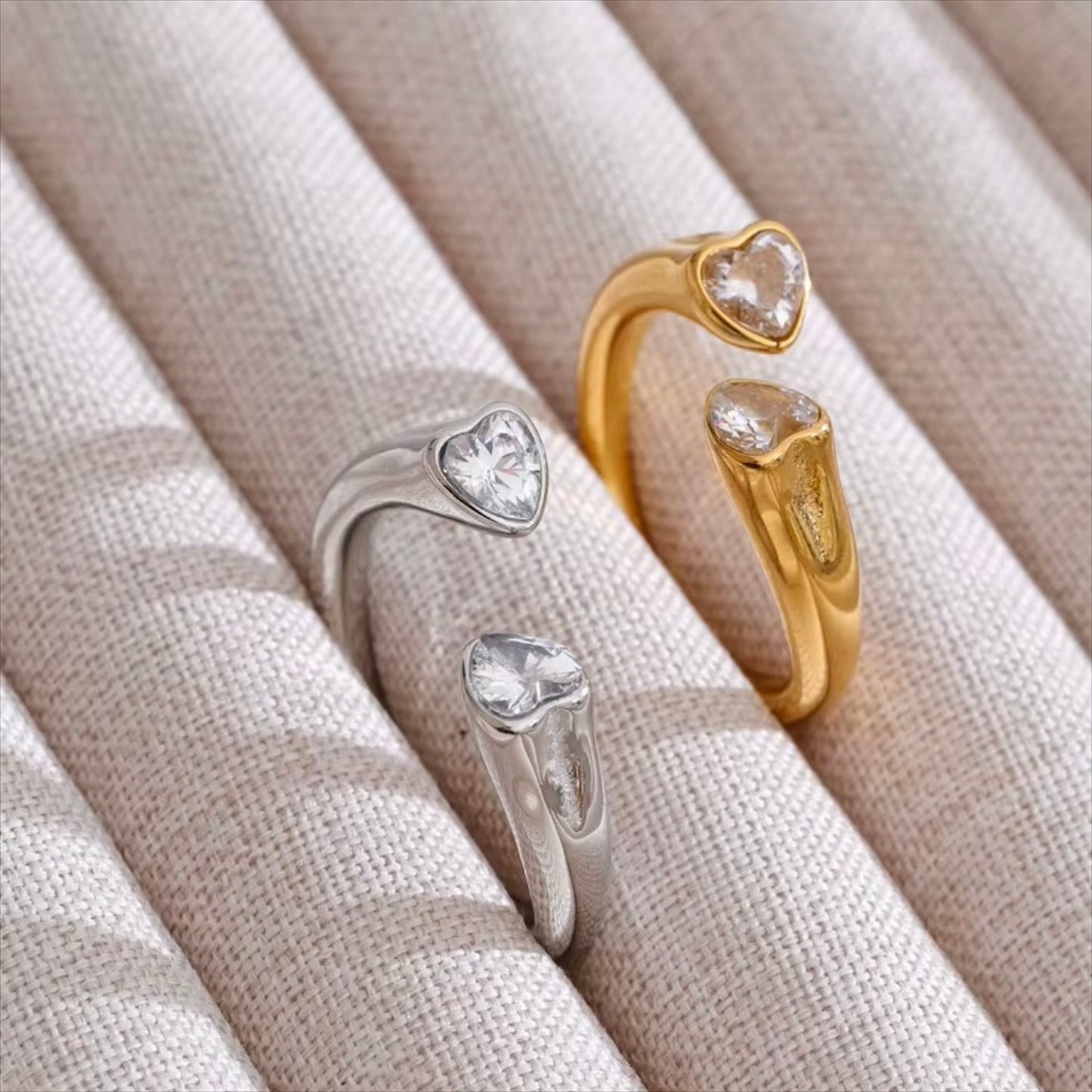 Bague double cœur ouvert cubic zirconia en acier inoxydable plaqué or/PVD argent, ajustable, 5g – duo Saint-Valentin doré/argenté Bijoux Prestige.
