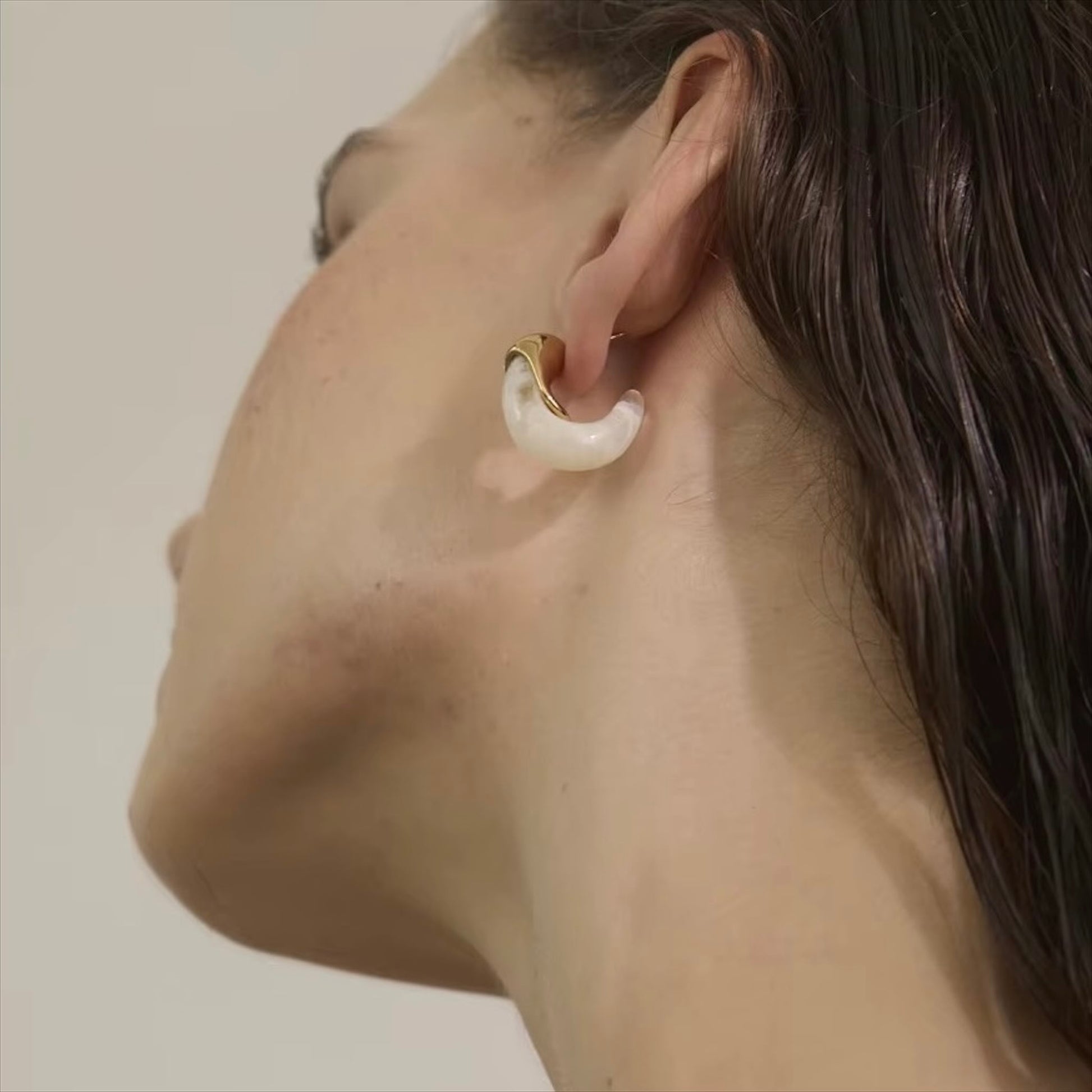 Boucles d'oreilles femmes en acier inoxydable avec pierres naturelles colorées pour un style élégant et moderne.