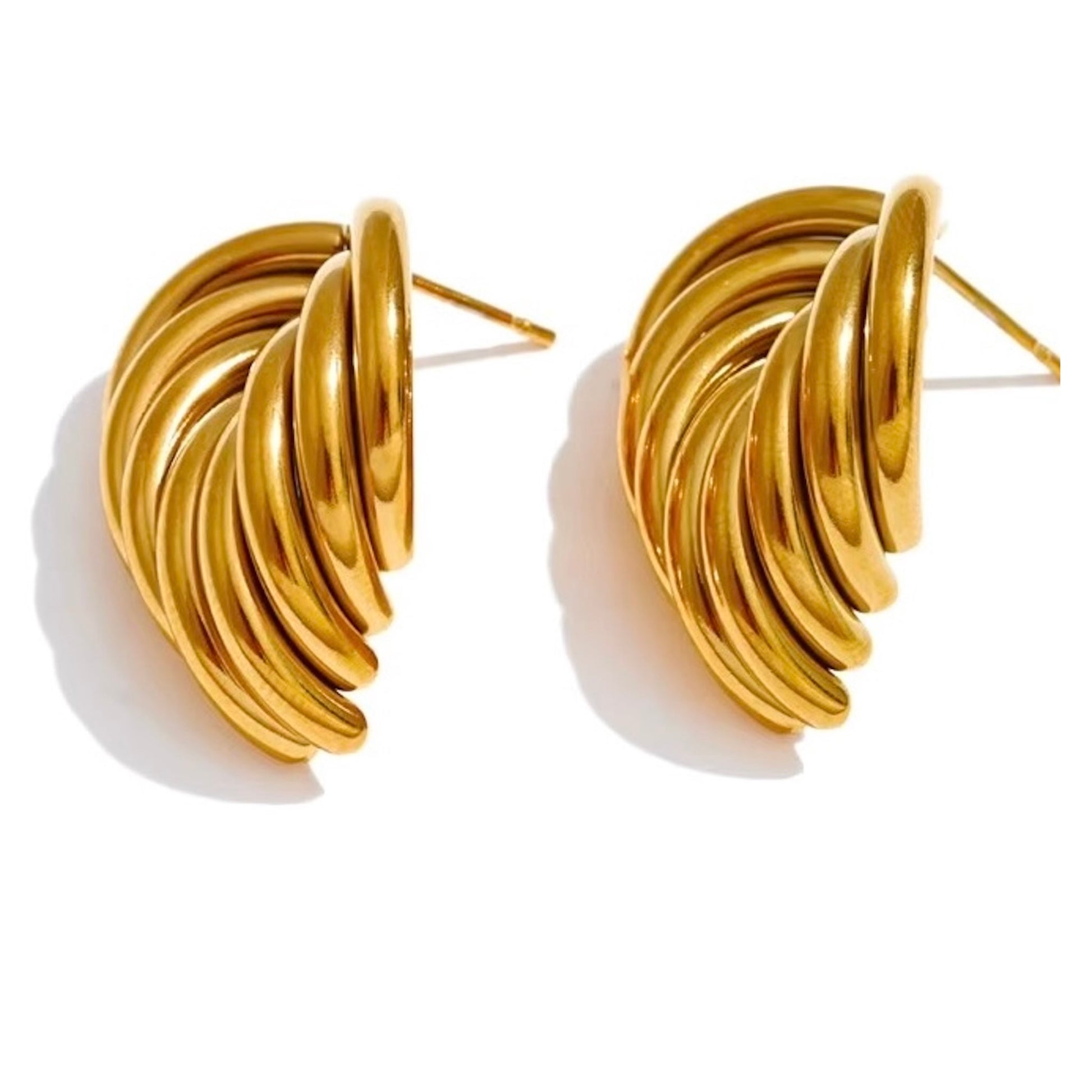 Boucles d'oreilles dorées en acier inoxydable au design ondulé pour femme, élégance et modernité.