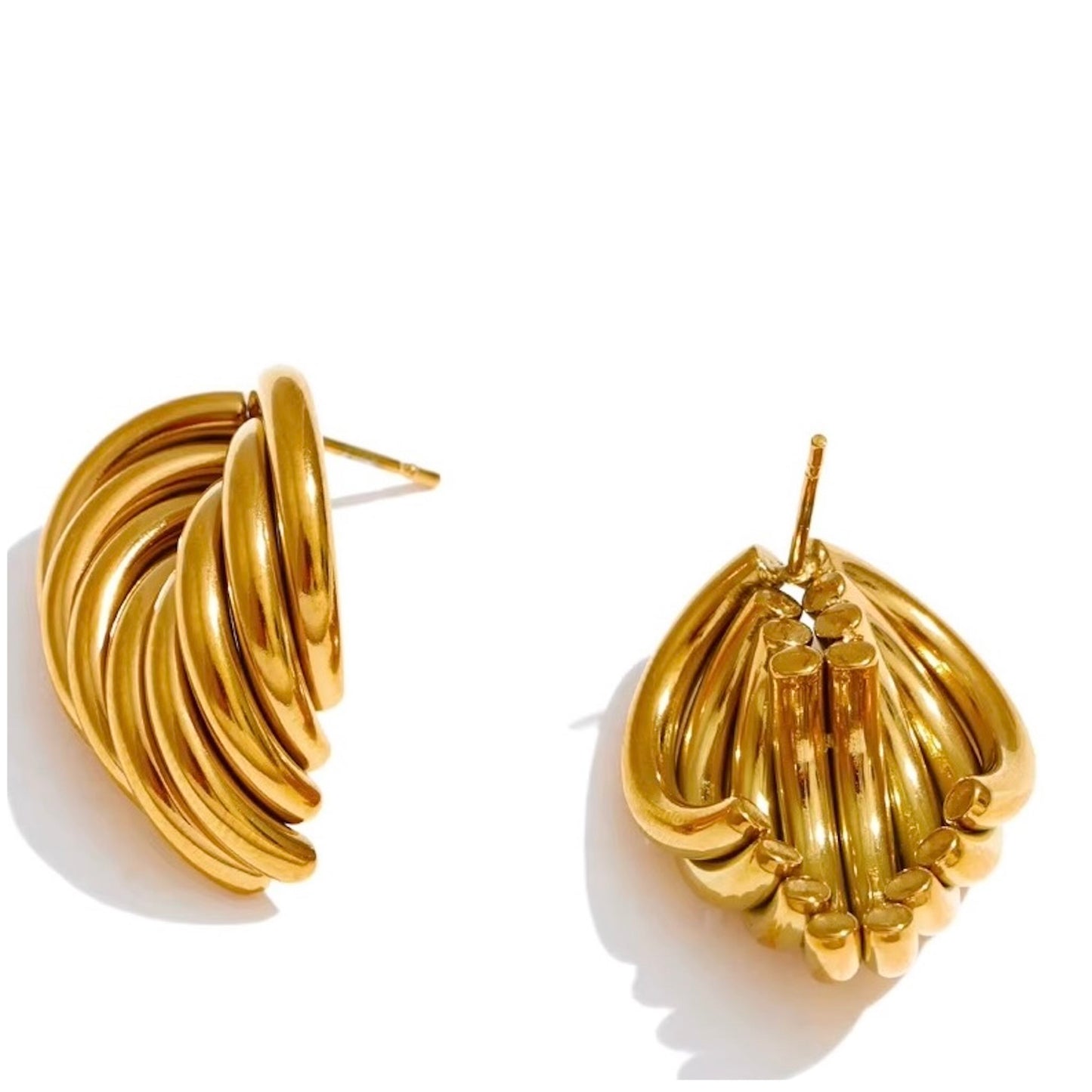 Boucles d'oreilles dorées en acier inoxydable au design ondulé pour femme, élégance et modernité.