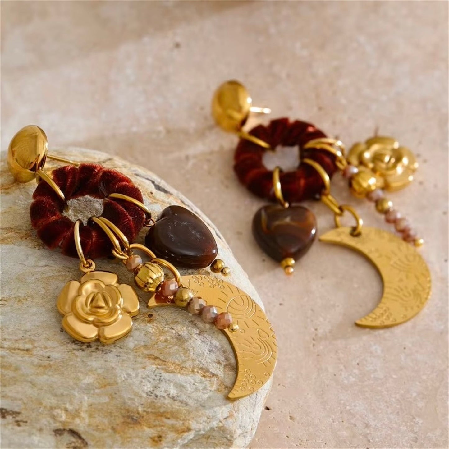 Boucles d’oreilles dorées pour femme, avec pendentif lune gravée, fleur dorée, cœur marron, perles rosées et attaches en velours bordeaux, bijou bohème élégant et créatif – Bijoux Prestige