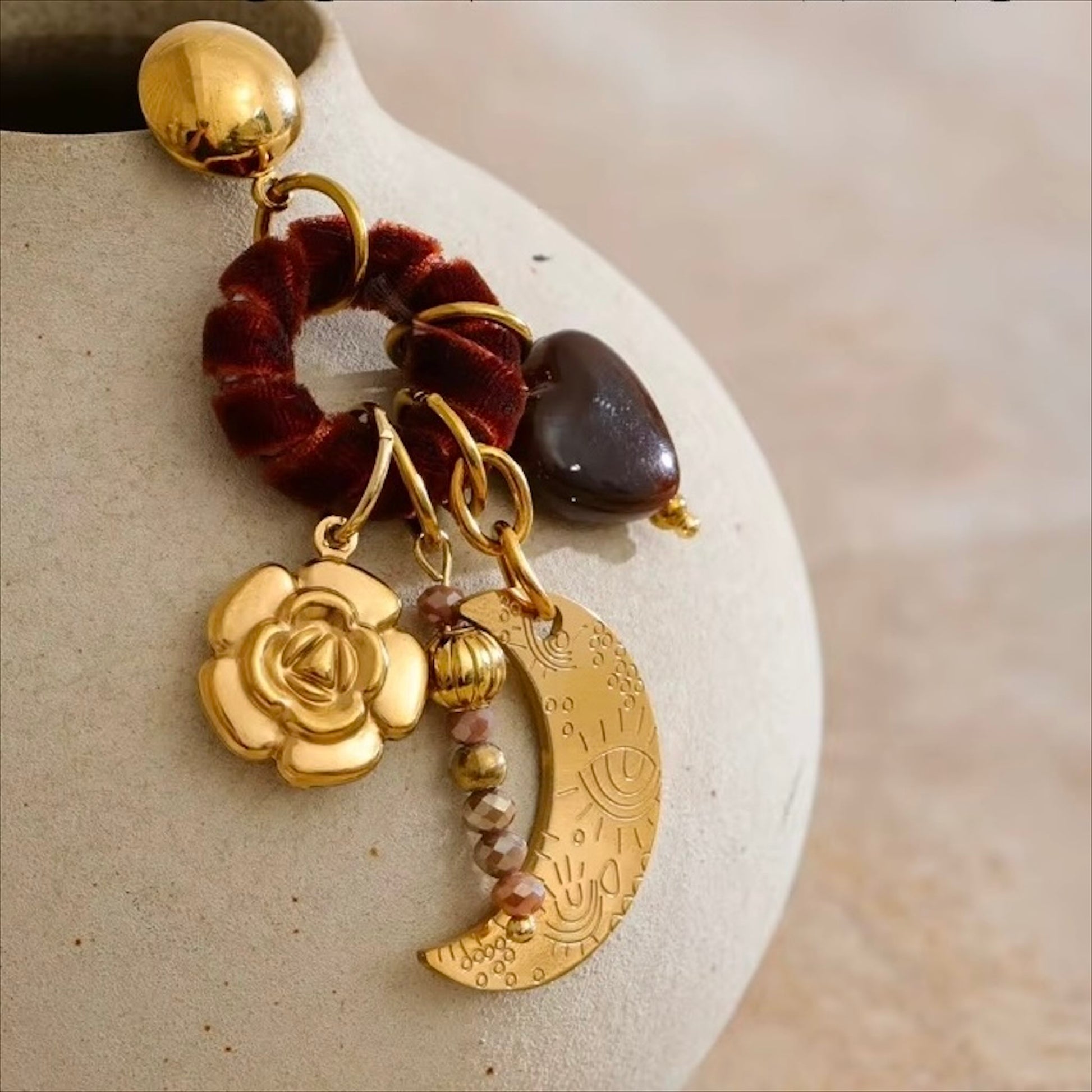 Boucles d’oreilles dorées pour femme, avec pendentif lune gravée, fleur dorée, cœur marron, perles rosées et attaches en velours bordeaux, bijou bohème élégant et créatif – Bijoux Prestige