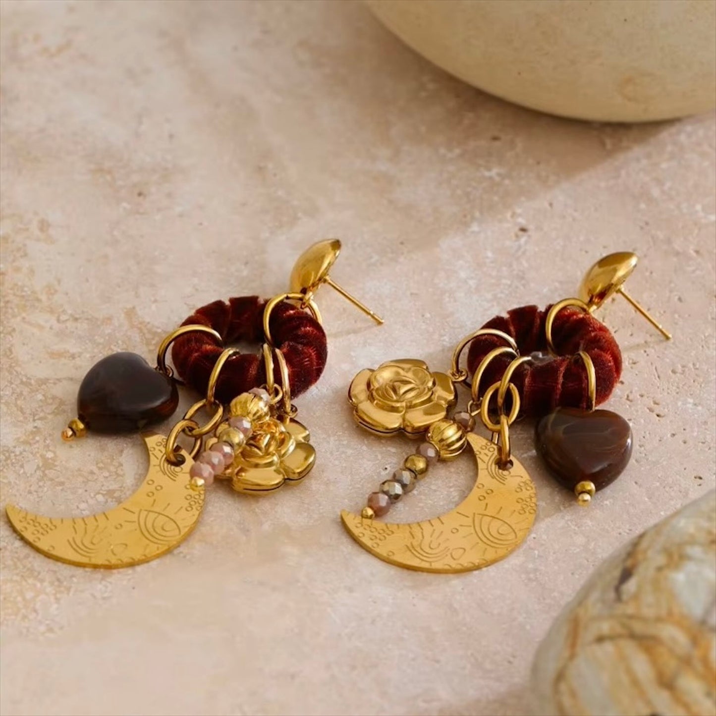 Boucles d’oreilles dorées pour femme, avec pendentif lune gravée, fleur dorée, cœur marron, perles rosées et attaches en velours bordeaux, bijou bohème élégant et créatif – Bijoux Prestige