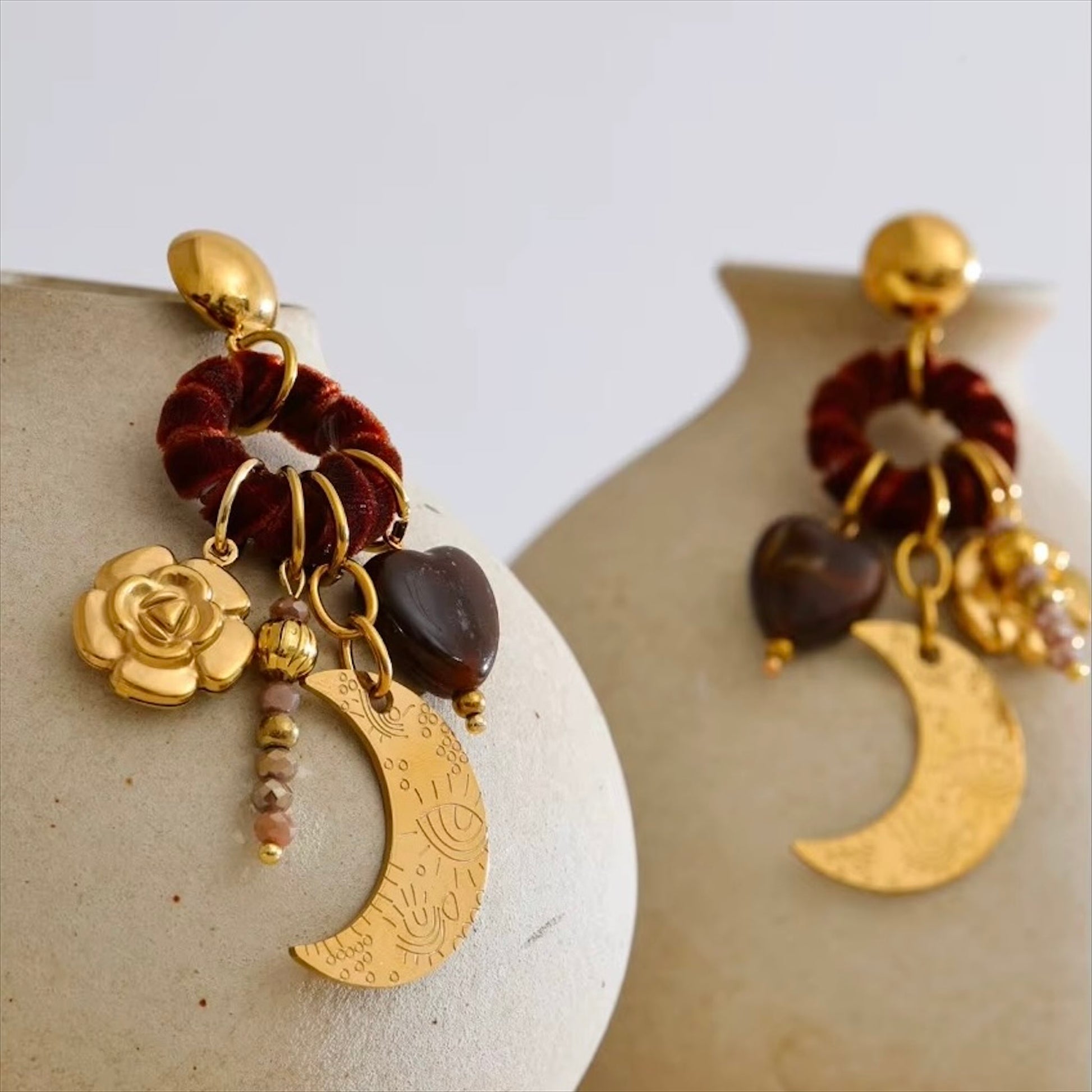 Boucles d’oreilles dorées pour femme, avec pendentif lune gravée, fleur dorée, cœur marron, perles rosées et attaches en velours bordeaux, bijou bohème élégant et créatif – Bijoux Prestige