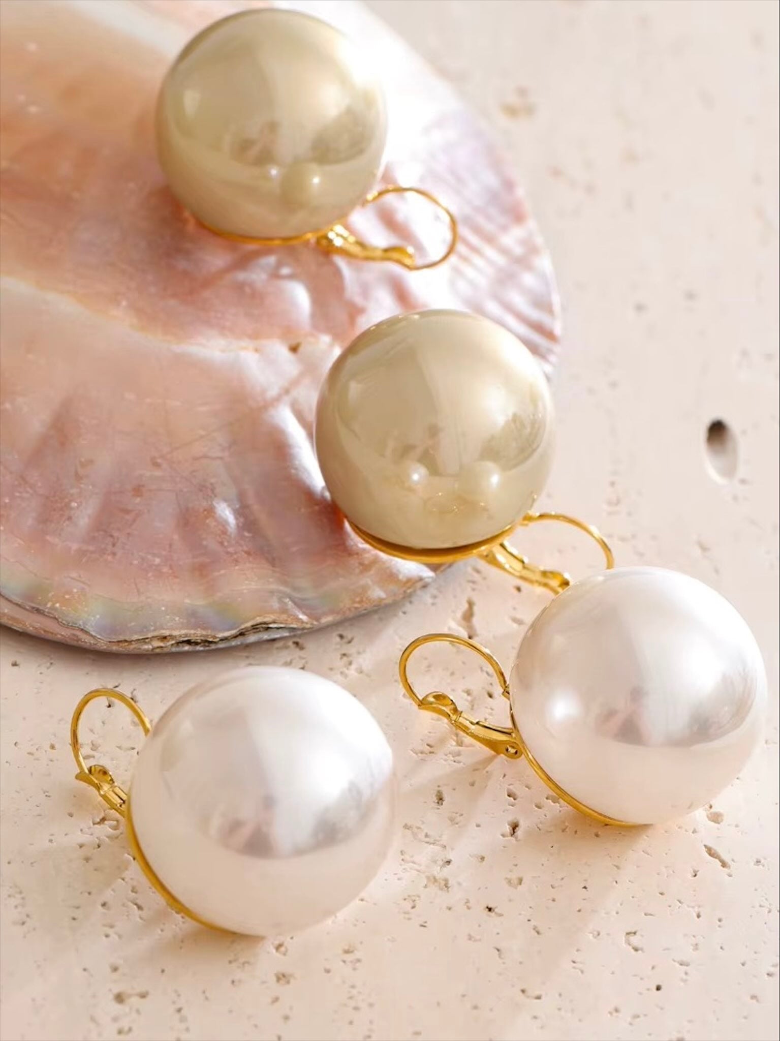 Boucles d’oreilles rondes dorées et blanches avec grandes perles brillantes, design moderne et minimaliste pour femme, accessoire élégant et lumineux – Bijoux Prestige