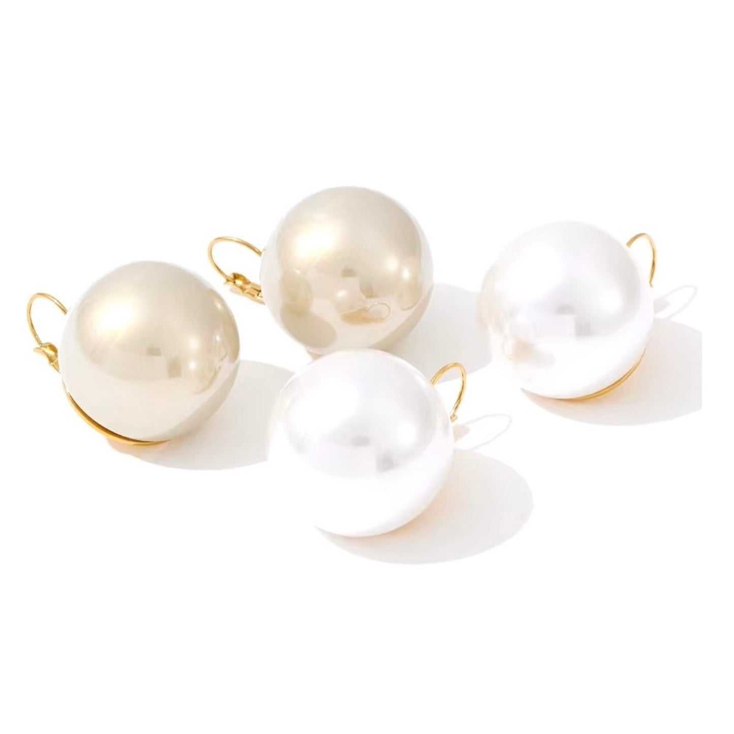 Boucles d’oreilles rondes dorées et blanches avec grandes perles brillantes, design moderne et minimaliste pour femme, accessoire élégant et lumineux – Bijoux Prestige