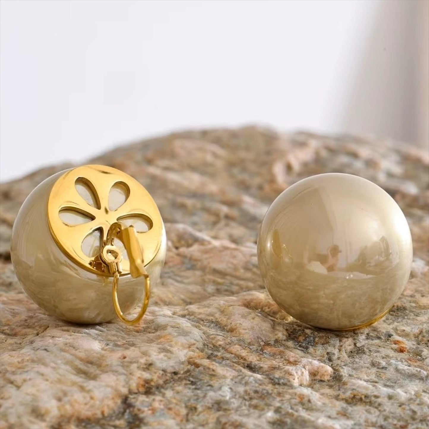 Boucles d’oreilles rondes dorées et blanches avec grandes perles brillantes, design moderne et minimaliste pour femme, accessoire élégant et lumineux – Bijoux Prestige