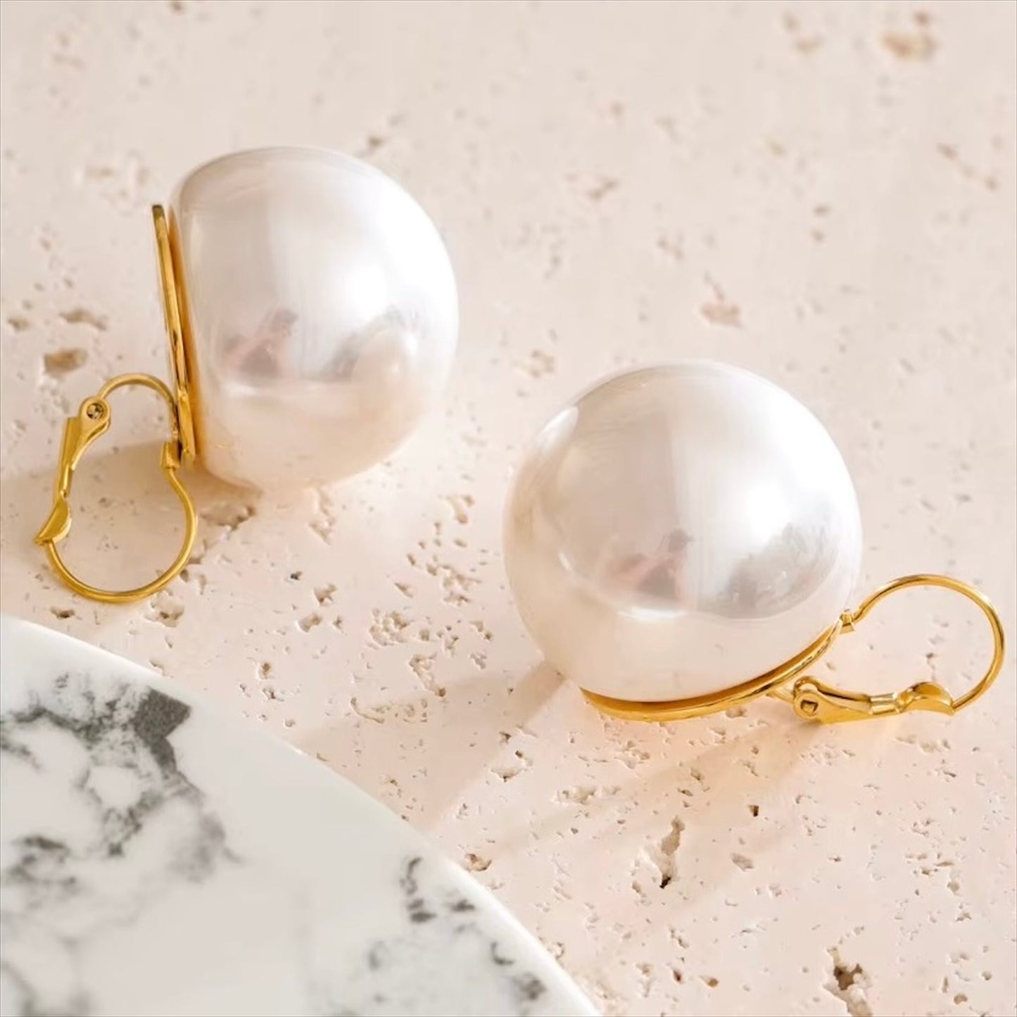 Boucles d’oreilles rondes dorées et blanches avec grandes perles brillantes, design moderne et minimaliste pour femme, accessoire élégant et lumineux – Bijoux Prestige