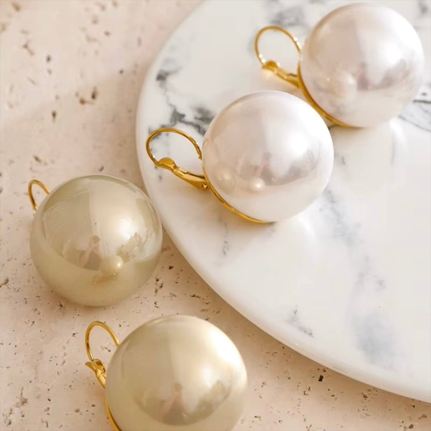 Boucles d’oreilles rondes dorées et blanches avec grandes perles brillantes, design moderne et minimaliste pour femme, accessoire élégant et lumineux – Bijoux Prestige