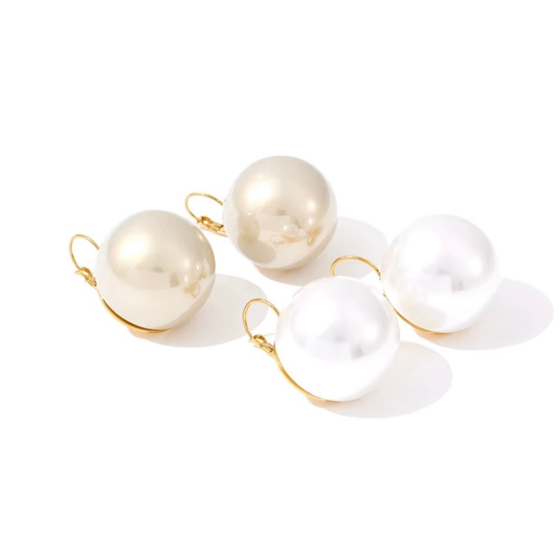 Boucles d’oreilles rondes dorées et blanches avec grandes perles brillantes, design moderne et minimaliste pour femme, accessoire élégant et lumineux – Bijoux Prestige