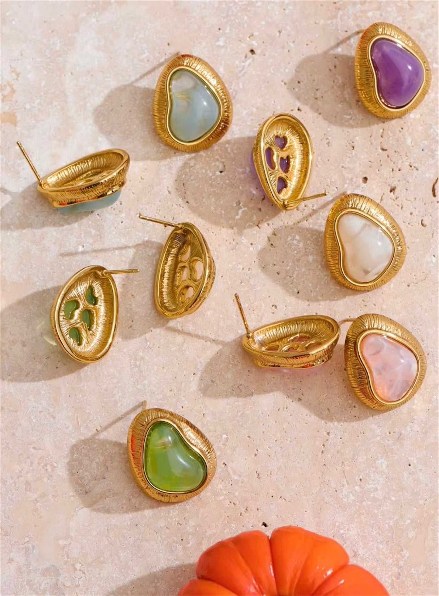 Boucles d’oreilles puces dorées pour femme, avec pierre synthétique multicolore (rose, vert, bleu, violet), bijou tendance, coloré et raffiné – Bijoux Prestige