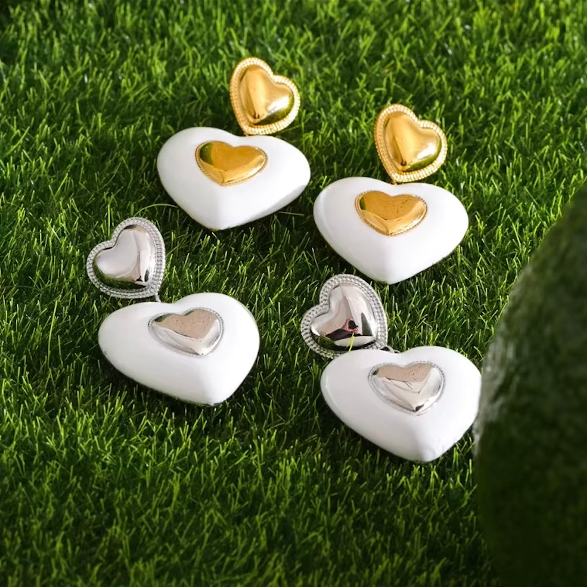 Boucles d'oreilles cœur émaillé blanc en acier inoxydable plaqué or/PVD argent, 25mm (1 pouce), 11,5g paire – duo Saint-Valentin doré/argenté Bijoux Prestige.