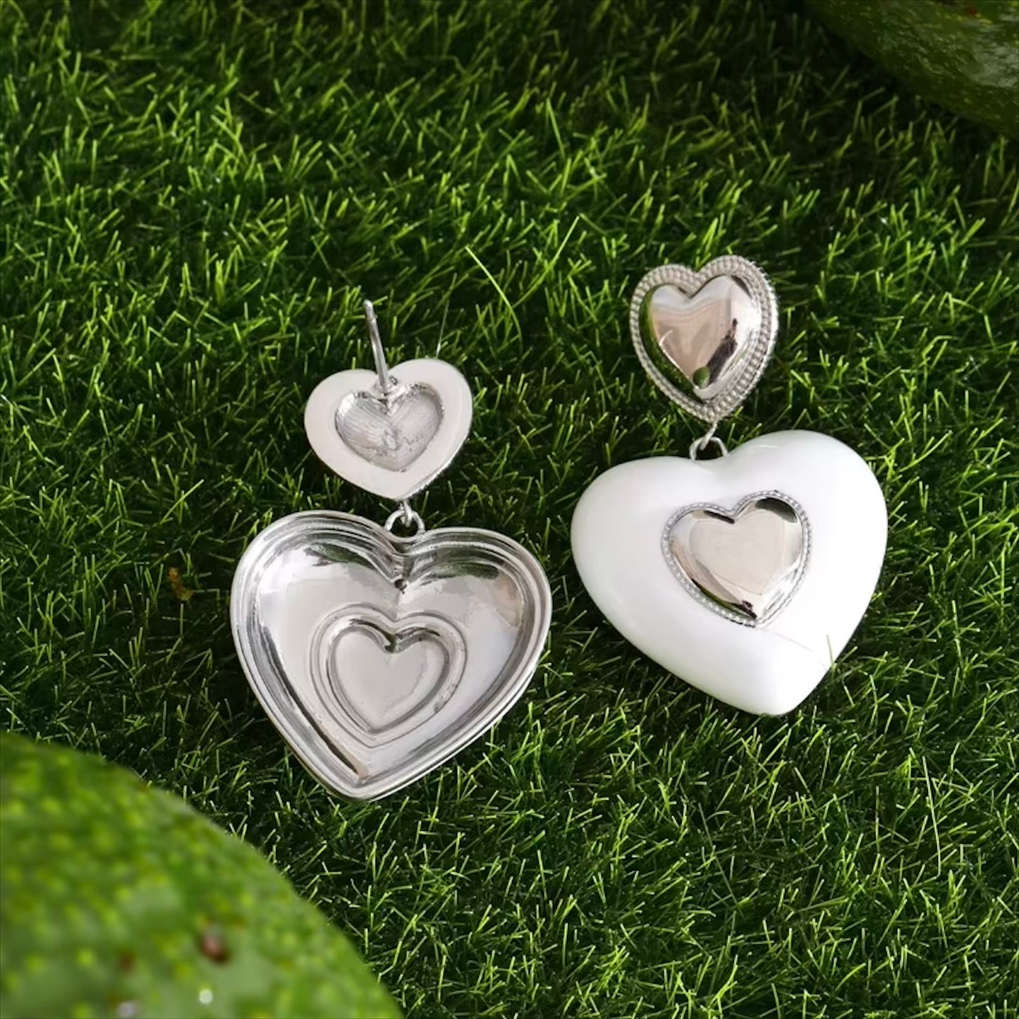 Boucles d'oreilles cœur émaillé blanc en acier inoxydable plaqué or/PVD argent, 25mm (1 pouce), 11,5g paire – duo Saint-Valentin doré/argenté Bijoux Prestige.