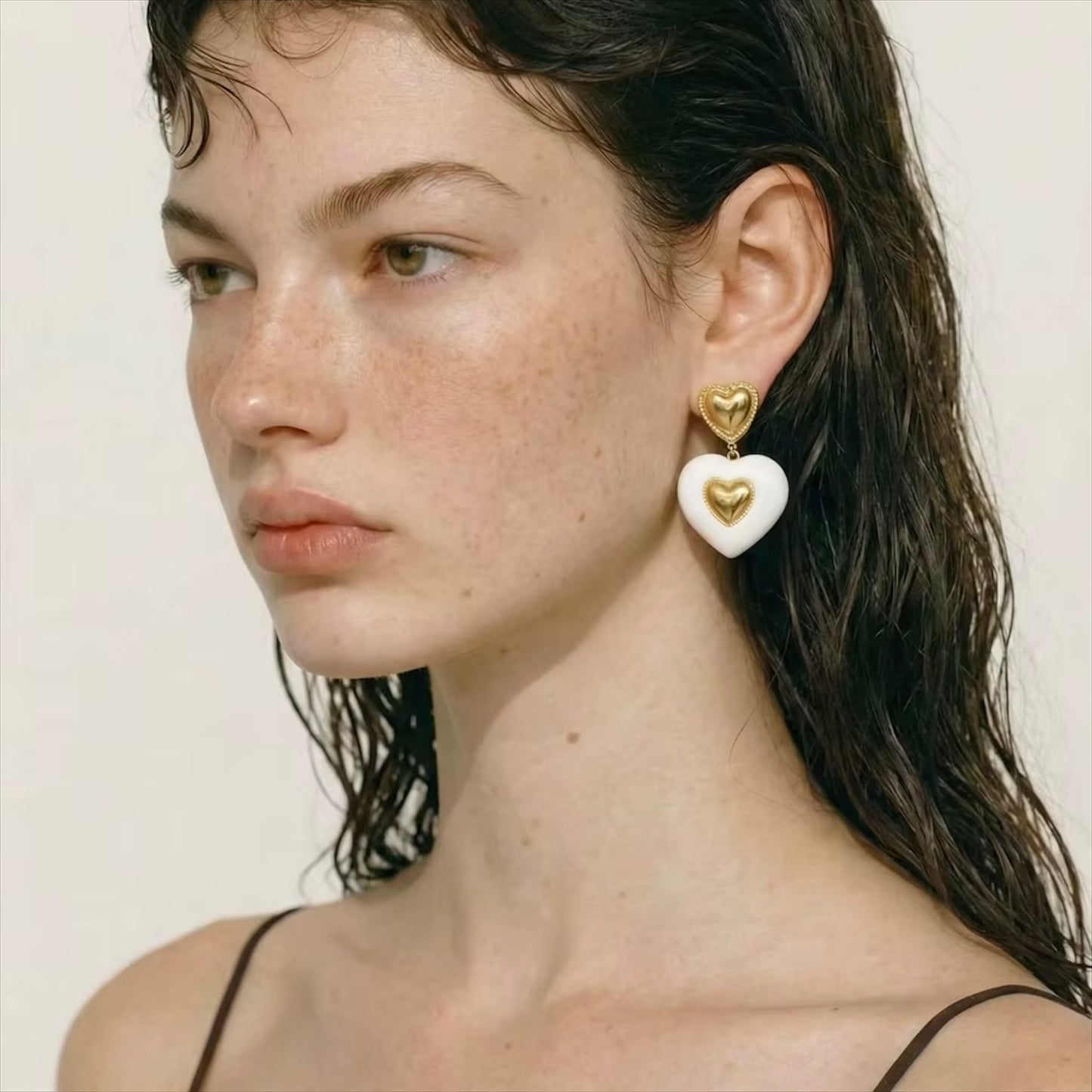 Boucles d'oreilles cœur émaillé blanc en acier inoxydable plaqué or/PVD argent, 25mm (1 pouce), 11,5g paire – duo Saint-Valentin doré/argenté Bijoux Prestige.