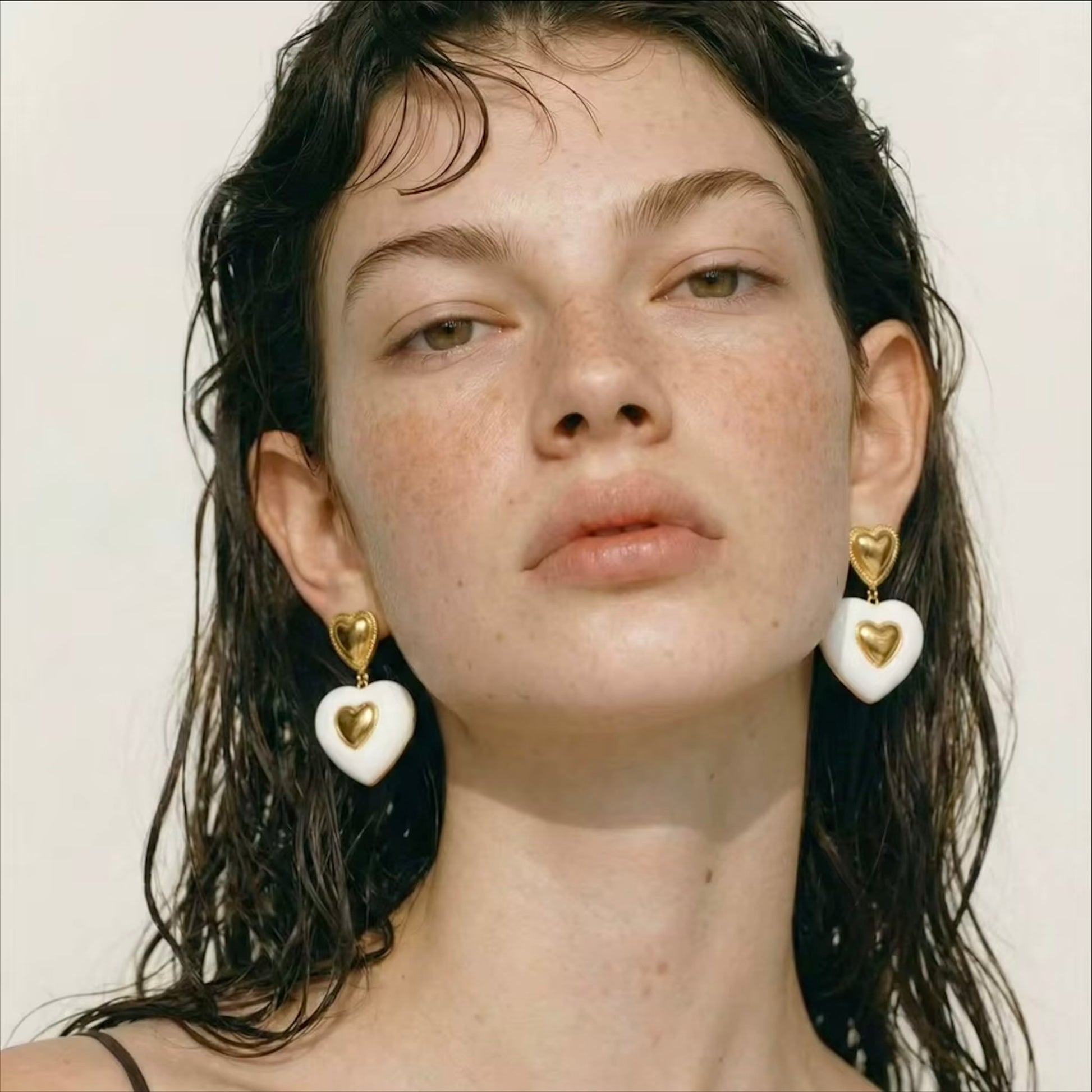 Boucles d'oreilles cœur émaillé blanc en acier inoxydable plaqué or/PVD argent, 25mm (1 pouce), 11,5g paire – duo Saint-Valentin doré/argenté Bijoux Prestige.