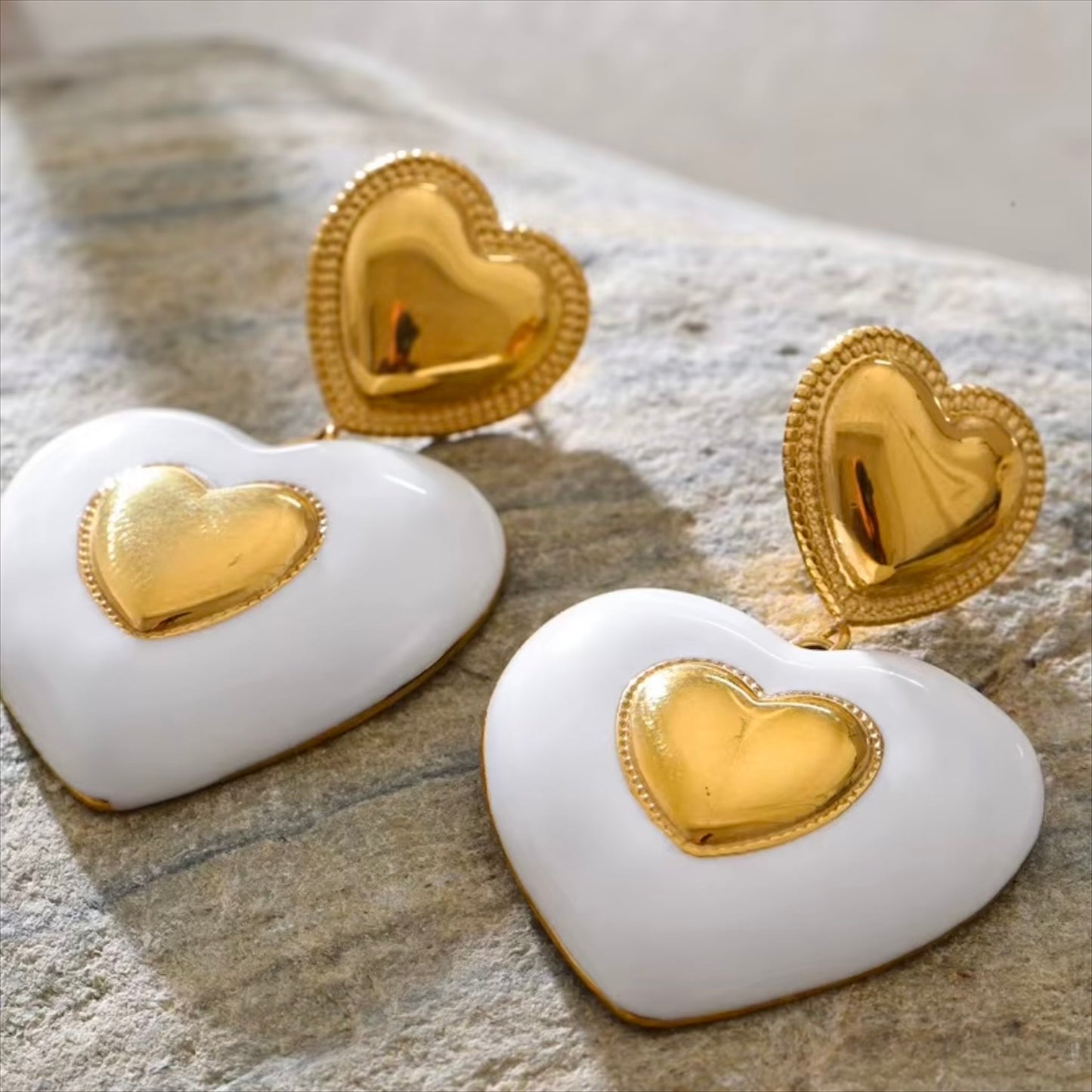 Boucles d'oreilles cœur émaillé blanc en acier inoxydable plaqué or/PVD argent, 25mm (1 pouce), 11,5g paire – duo Saint-Valentin doré/argenté Bijoux Prestige.