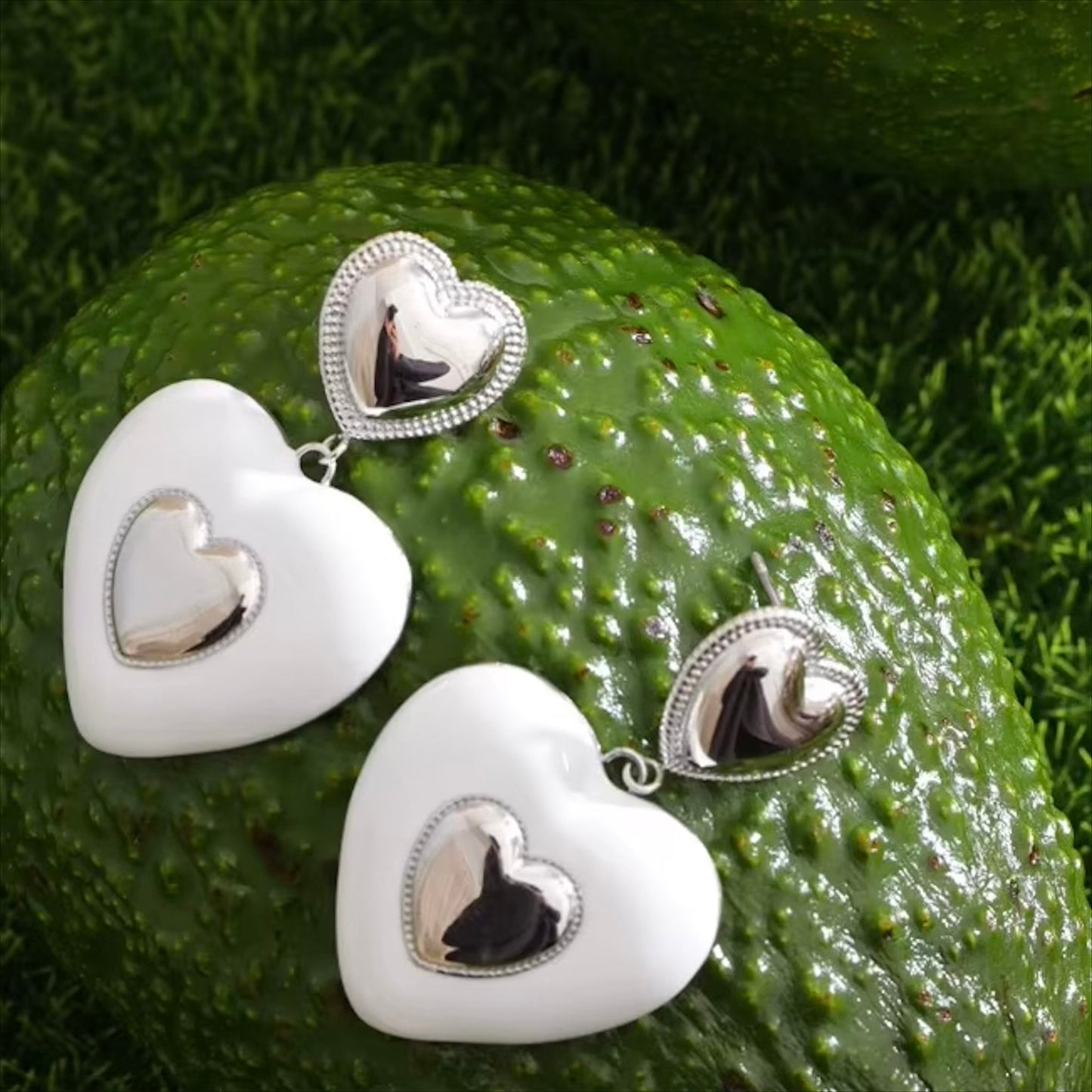 Boucles d'oreilles cœur émaillé blanc en acier inoxydable plaqué or/PVD argent, 25mm (1 pouce), 11,5g paire – duo Saint-Valentin doré/argenté Bijoux Prestige.