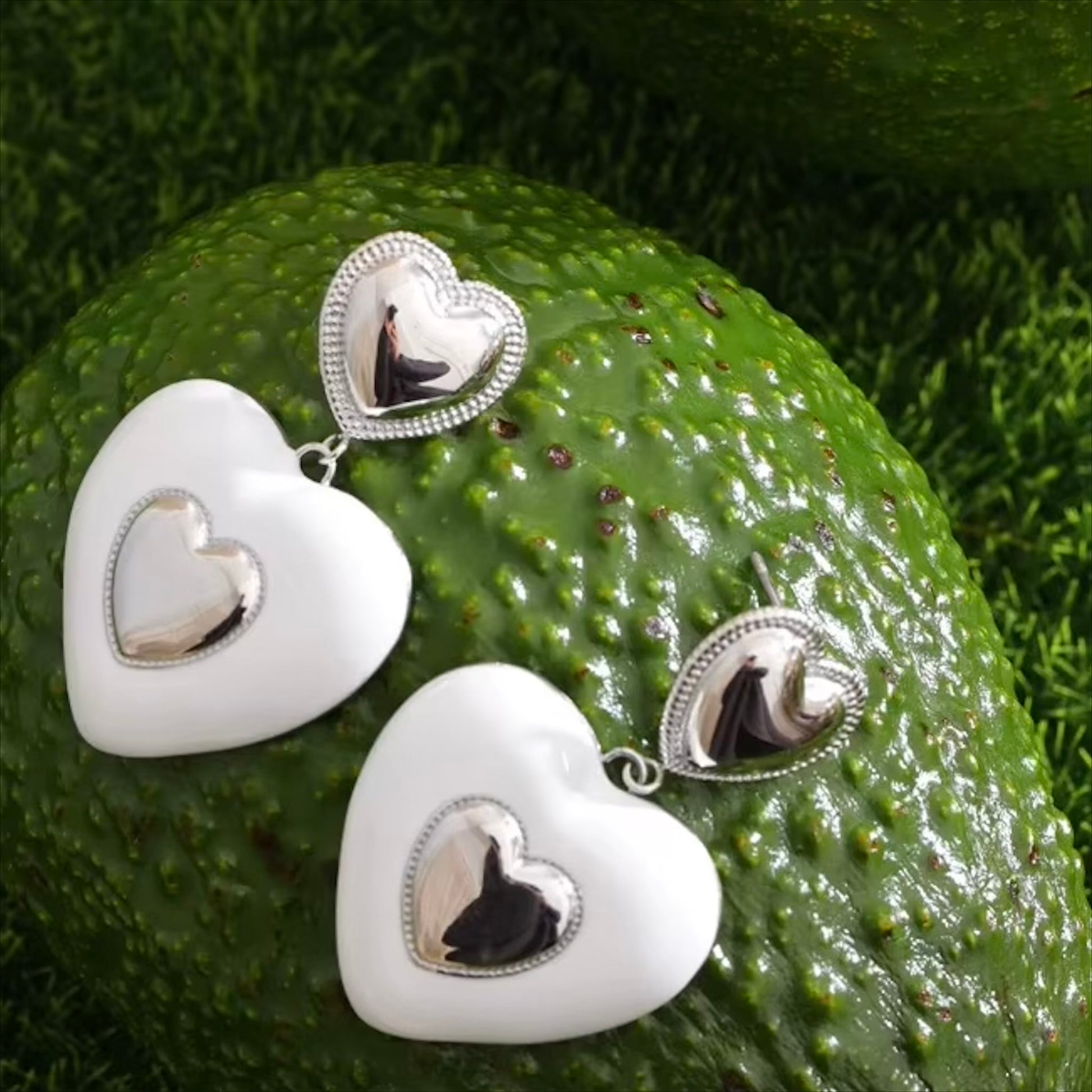 Boucles d'oreilles cœur émaillé blanc en acier inoxydable plaqué or/PVD argent, 25mm (1 pouce), 11,5g paire – duo Saint-Valentin doré/argenté Bijoux Prestige.