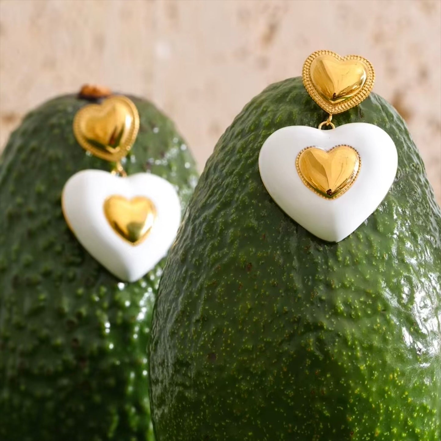 Boucles d'oreilles cœur émaillé blanc en acier inoxydable plaqué or/PVD argent, 25mm (1 pouce), 11,5g paire – duo Saint-Valentin doré/argenté Bijoux Prestige.