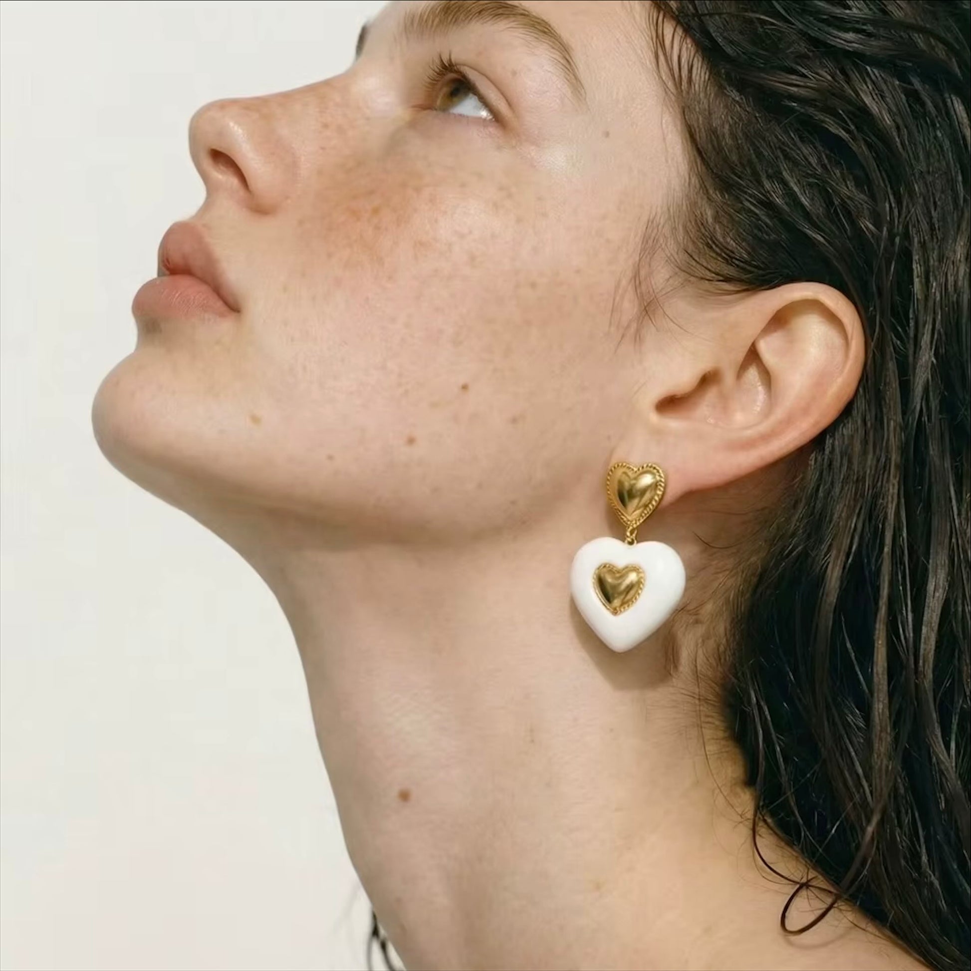 Boucles d'oreilles cœur émaillé blanc en acier inoxydable plaqué or/PVD argent, 25mm (1 pouce), 11,5g paire – duo Saint-Valentin doré/argenté Bijoux Prestige.