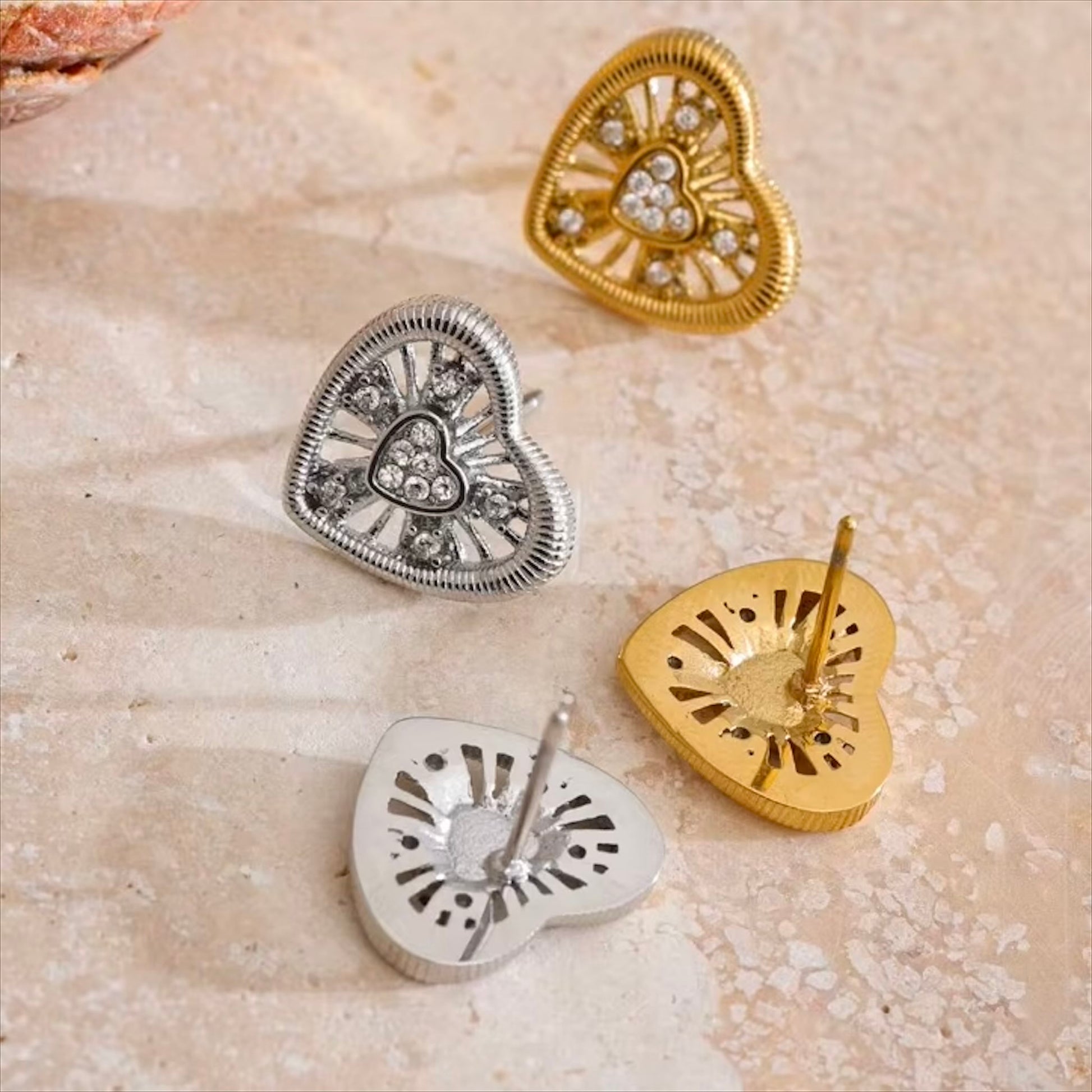 Boucles d'oreilles cœur ajouré cubic zircon en acier inoxydable plaqué or/PVD argent, 14mm diamètre, 2g paire – duo Saint-Valentin doré/argenté Bijoux Prestige.