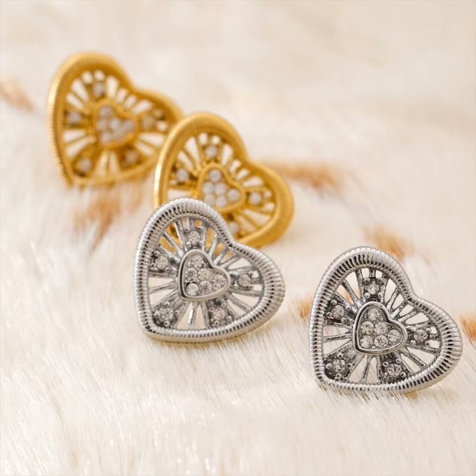 Boucles d'oreilles cœur ajouré cubic zircon en acier inoxydable plaqué or/PVD argent, 14mm diamètre, 2g paire – duo Saint-Valentin doré/argenté Bijoux Prestige.