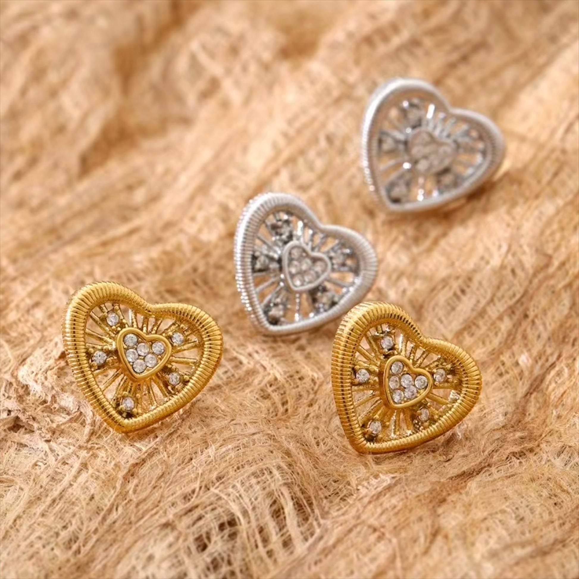 Boucles d'oreilles cœur ajouré cubic zircon en acier inoxydable plaqué or/PVD argent, 14mm diamètre, 2g paire – duo Saint-Valentin doré/argenté Bijoux Prestige.