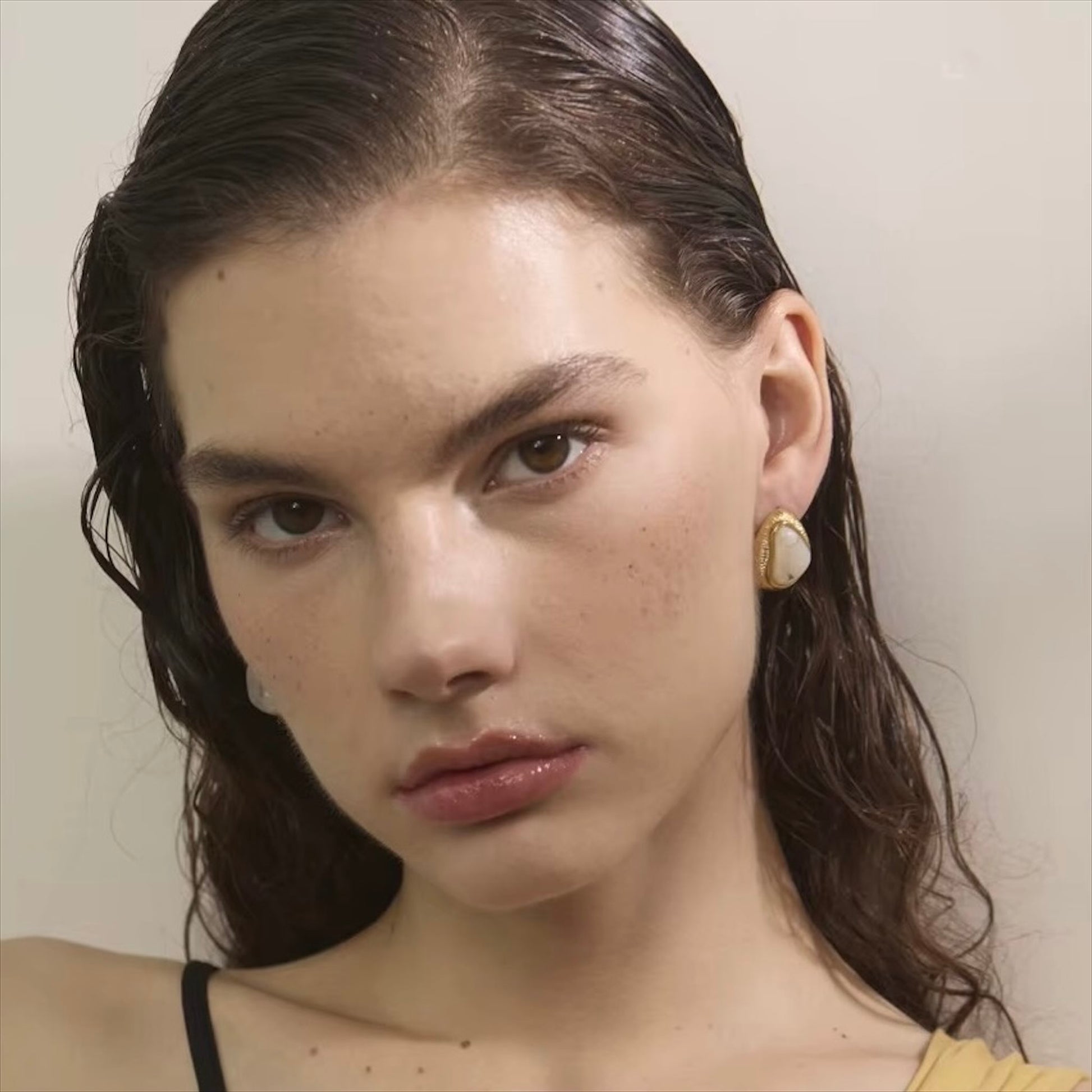 Boucles d’oreilles puces dorées pour femme, avec pierre synthétique multicolore (rose, vert, bleu, violet), bijou tendance, coloré et raffiné – Bijoux Prestige