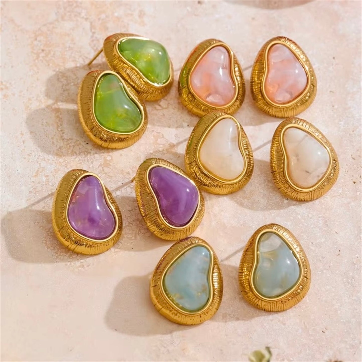 Boucles d’oreilles puces dorées pour femme, avec pierre synthétique multicolore (rose, vert, bleu, violet), bijou tendance, coloré et raffiné – Bijoux Prestige