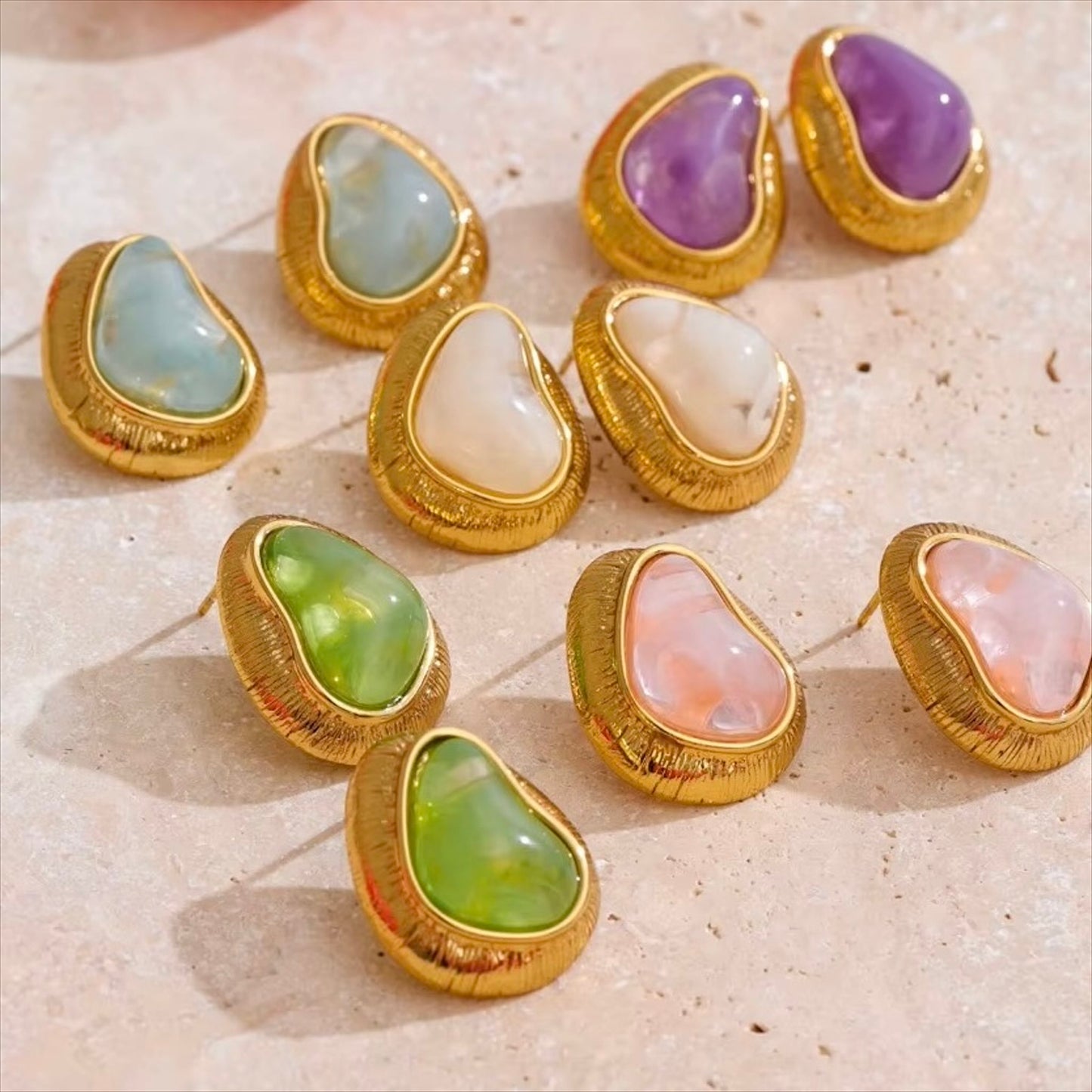 Boucles d’oreilles puces dorées pour femme, avec pierre synthétique multicolore (rose, vert, bleu, violet), bijou tendance, coloré et raffiné – Bijoux Prestige
