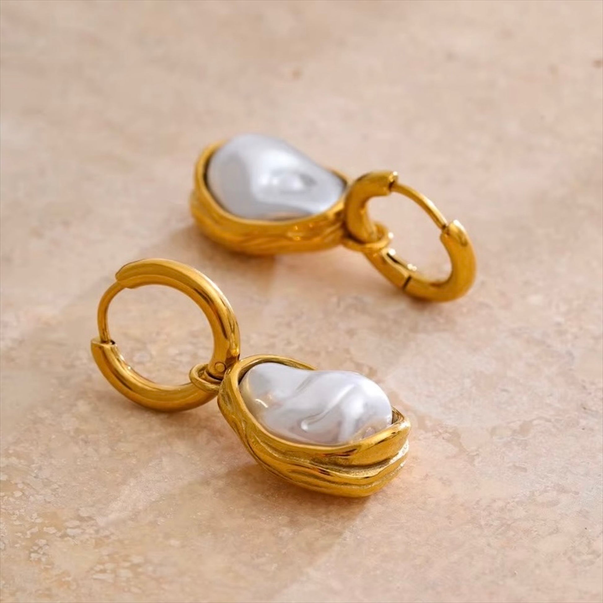 Boucles d’oreilles créoles dorées avec perle baroque blanche, design raffiné et moderne pour femme, accessoire chic et élégant – Bijoux Prestige
